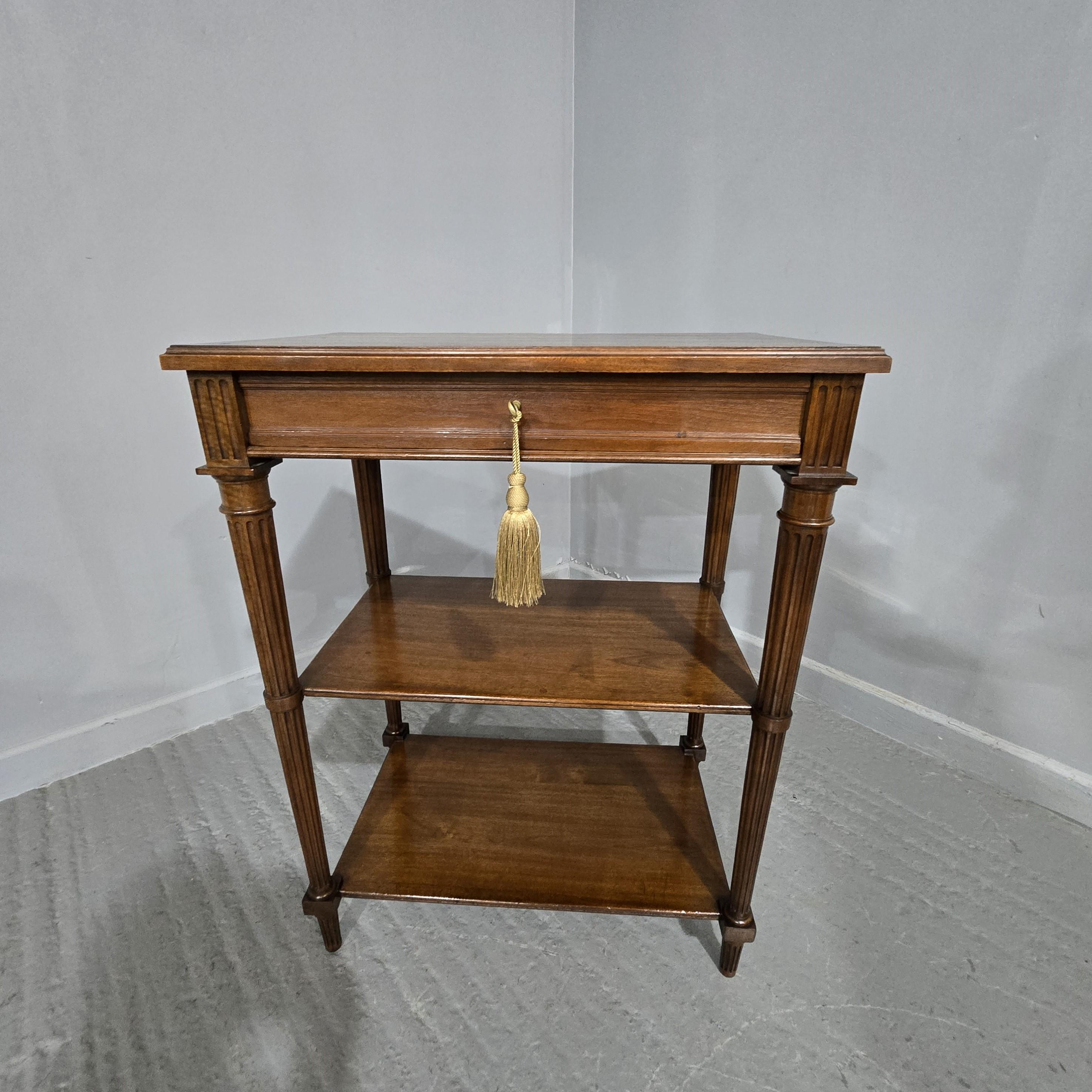 Excellent quality French walnut three tier freestanding sidetable, single full width drawer with original working key, in excellent overall condition.

33.5