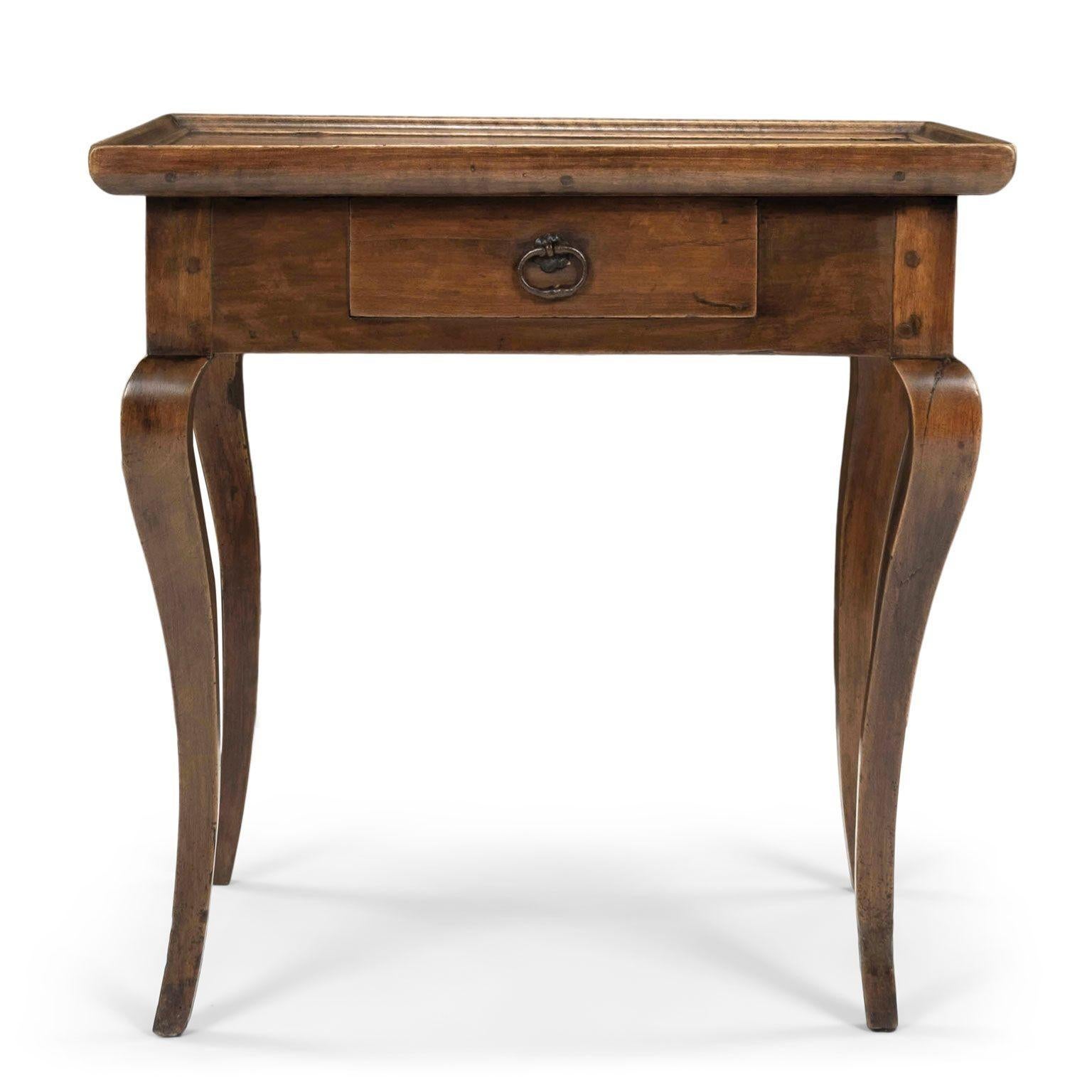 Français Table d'appoint en noyer français en vente