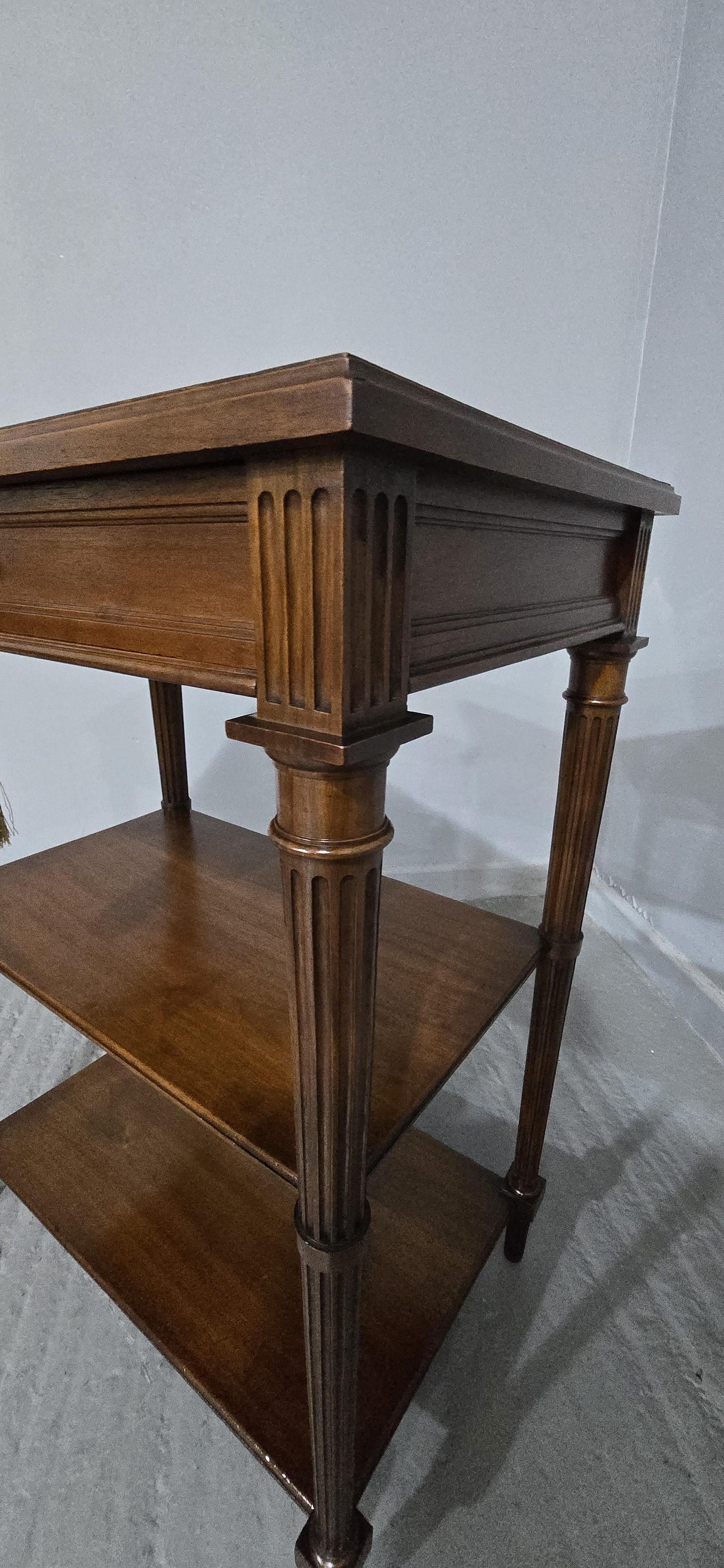 French Walnut Side Table In Good Condition For Sale In Swadlincote, GB