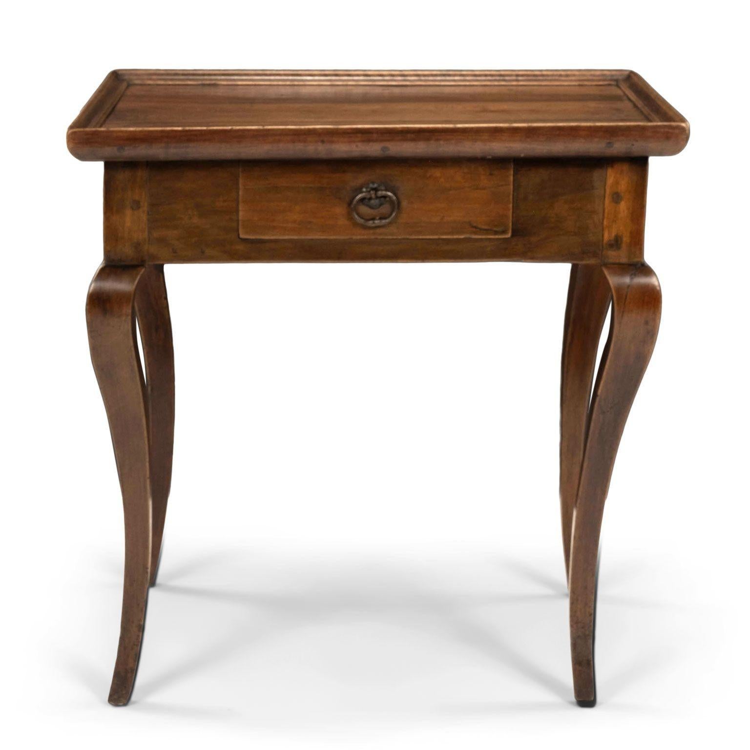 Table d'appoint en noyer français Bon état - En vente à Houston, TX