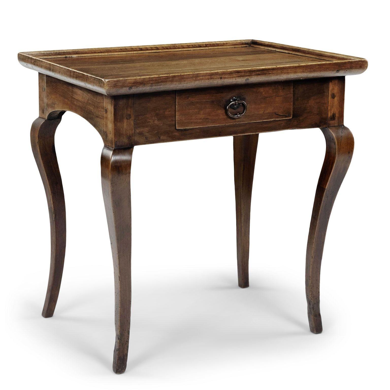 XVIIIe siècle Table d'appoint en noyer français en vente
