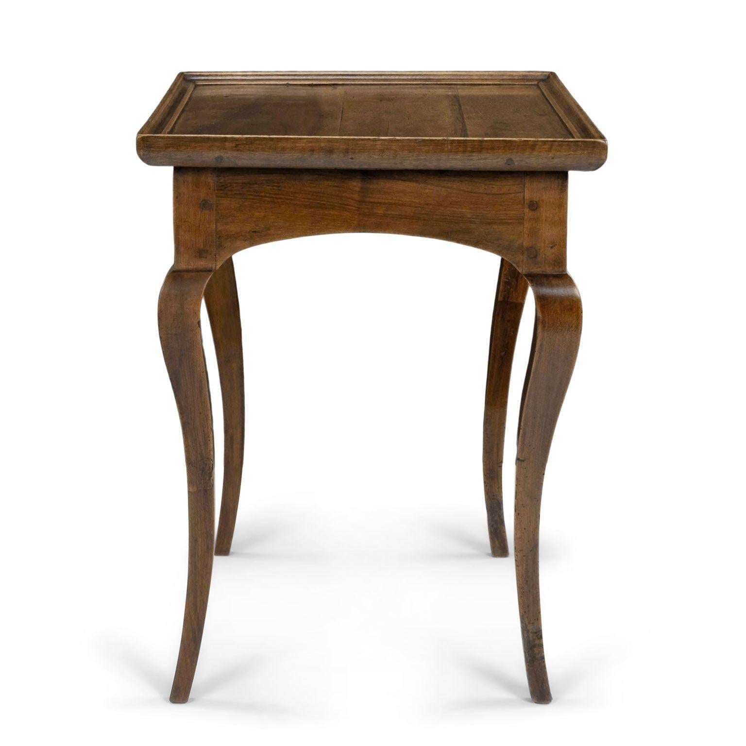 Fer Table d'appoint en noyer français en vente