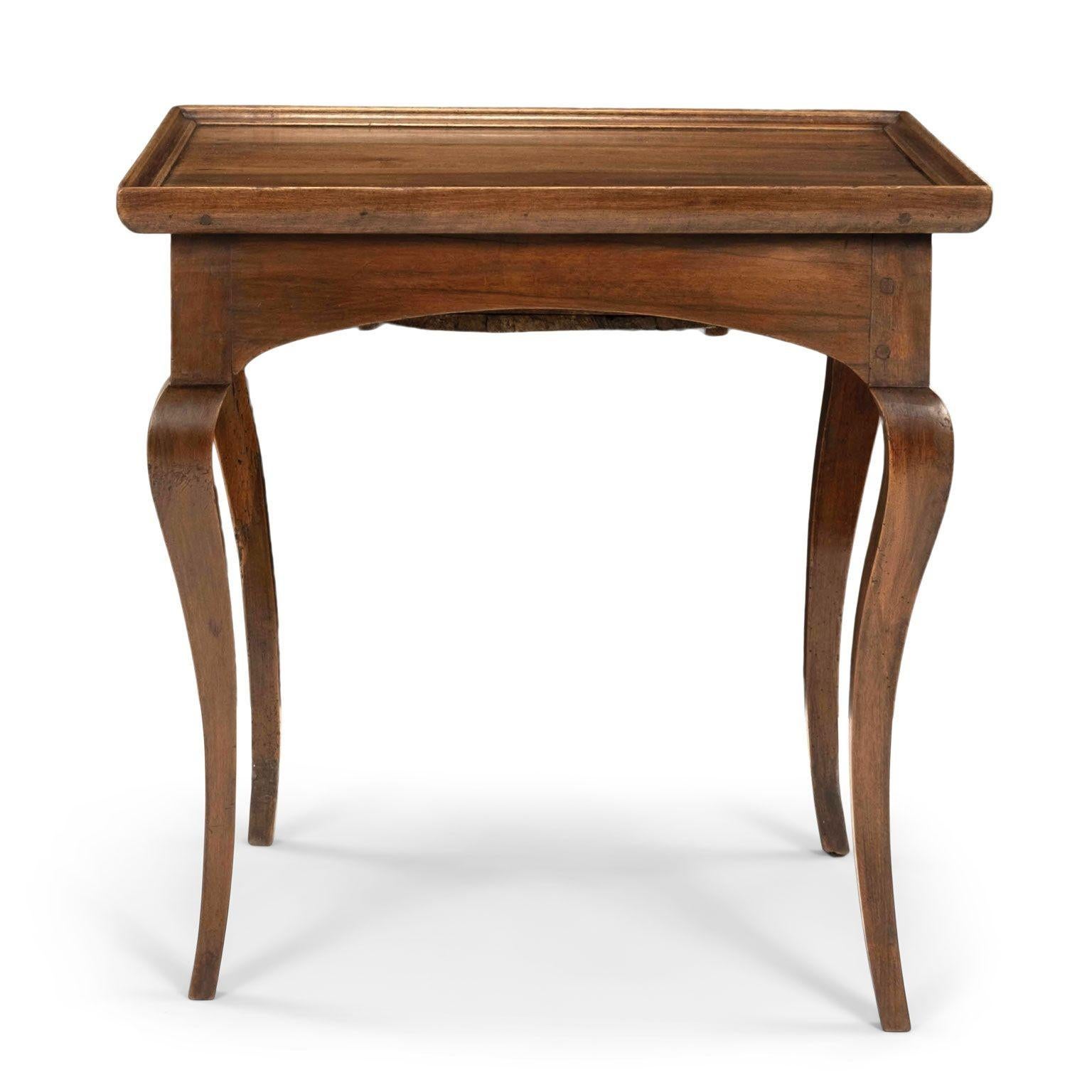 Table d'appoint en noyer français en vente 1