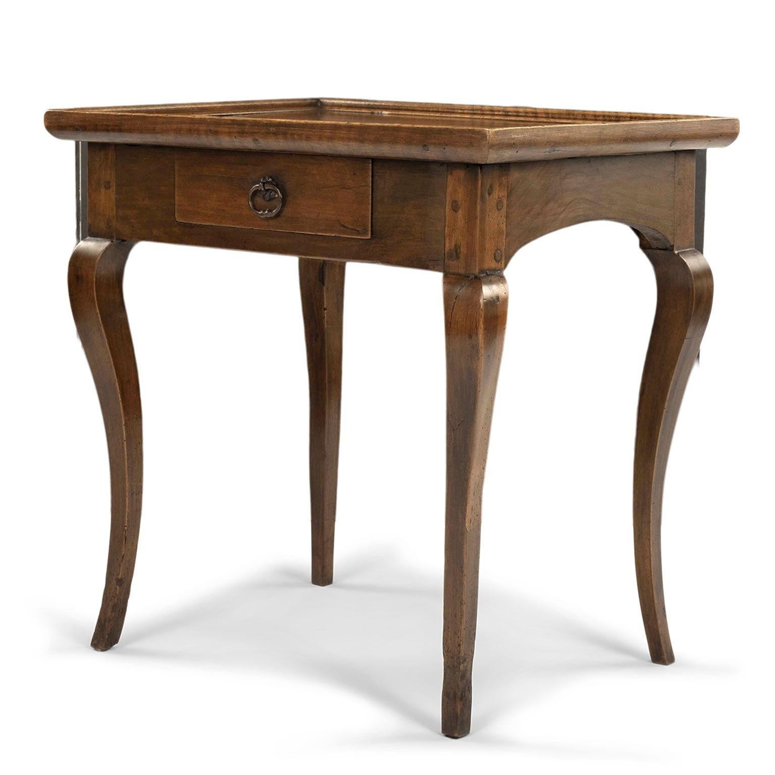 Table d'appoint en noyer français en vente 2