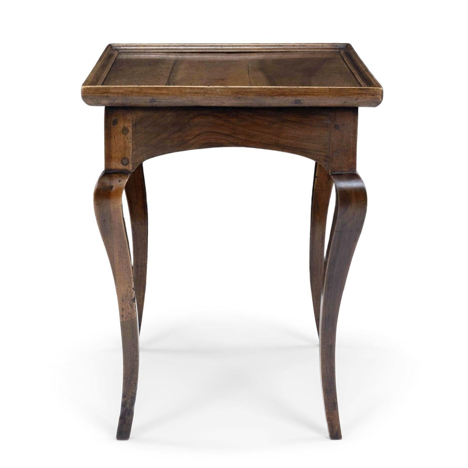 Table d'appoint en noyer français en vente 3