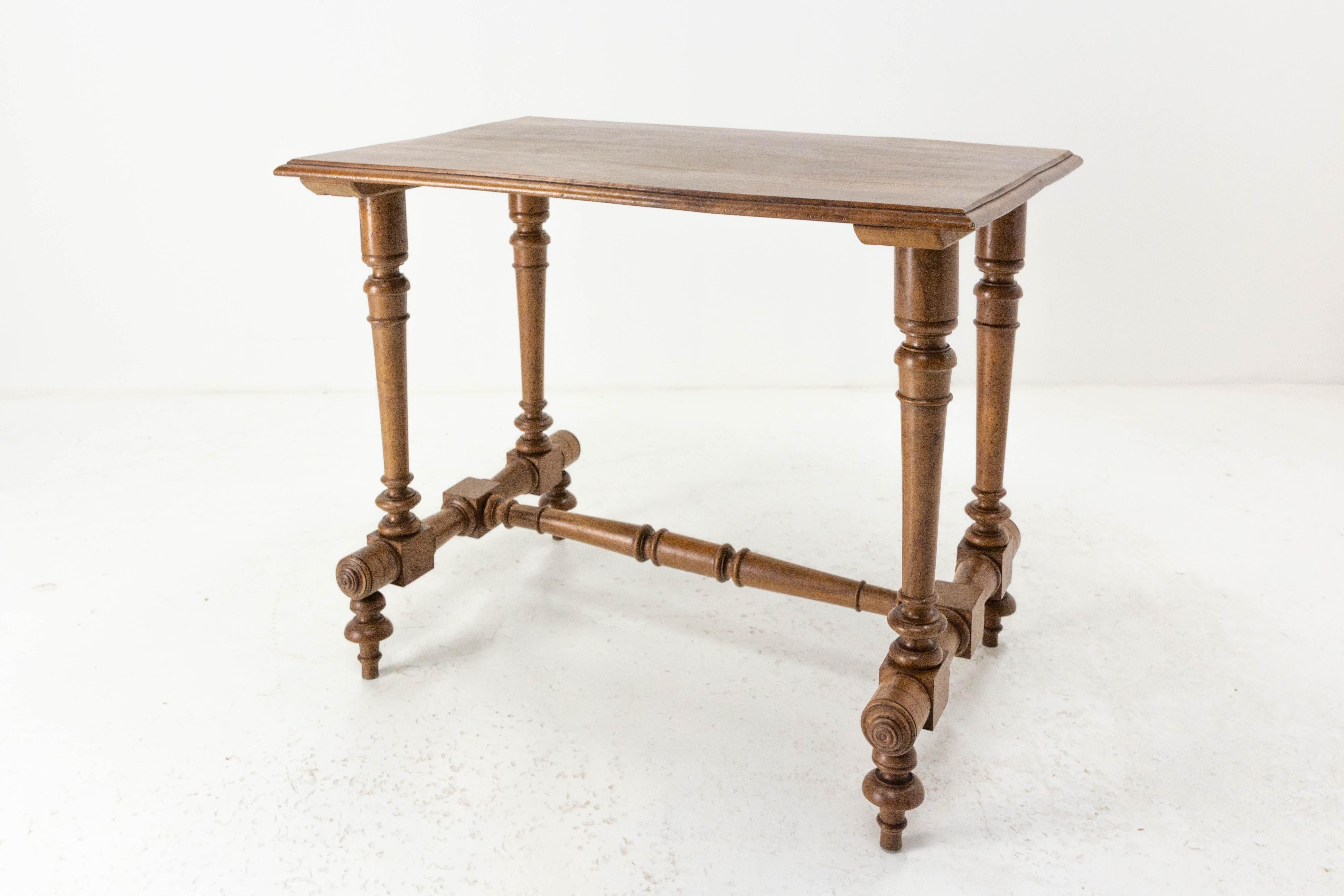 Table d'extrémité ou table d'appoint avec pieds tournés
Noyer
Français, vers 1900
Bon état

Expédition :
Mesures : P 59 / L 90 / H 72 cm 12 kg.
     