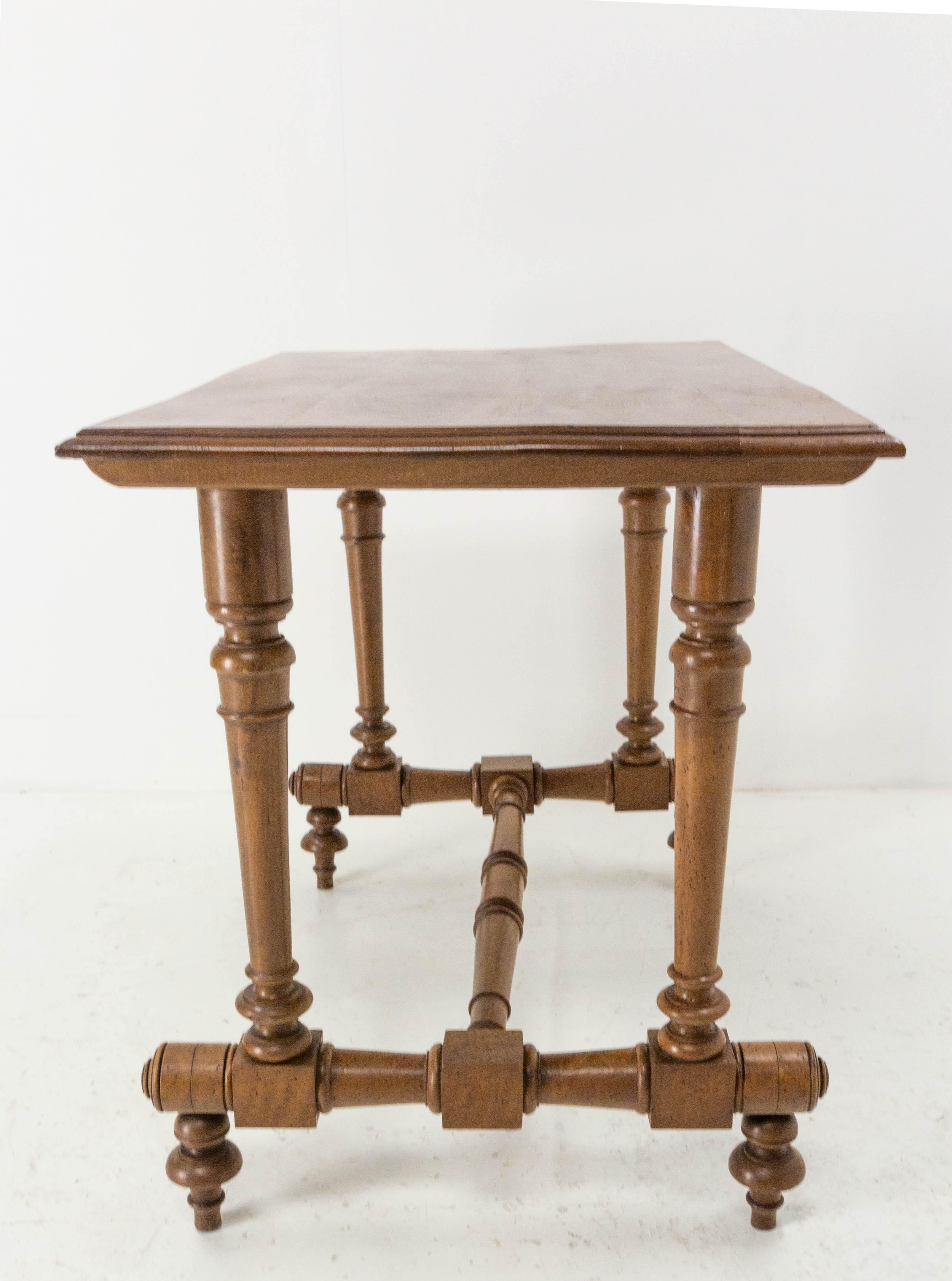 French Walnut Side Table or End Table Turned Legs, circa 1900 In Good Condition For Sale In Labrit, Landes