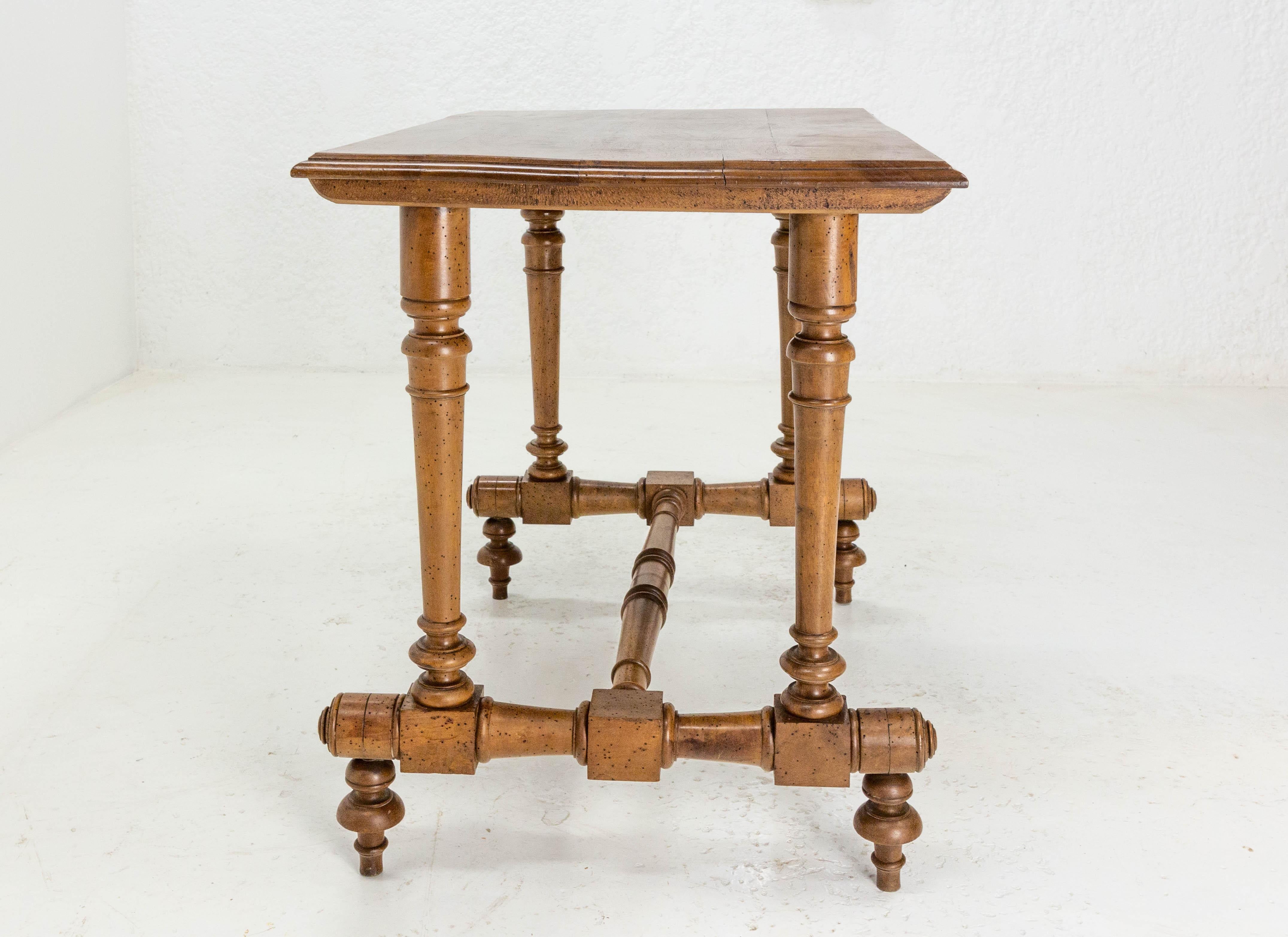 Table d'appoint ou table d'extrémité en noyer à pieds tournés, vers 1900 Bon état - En vente à Labrit, Landes