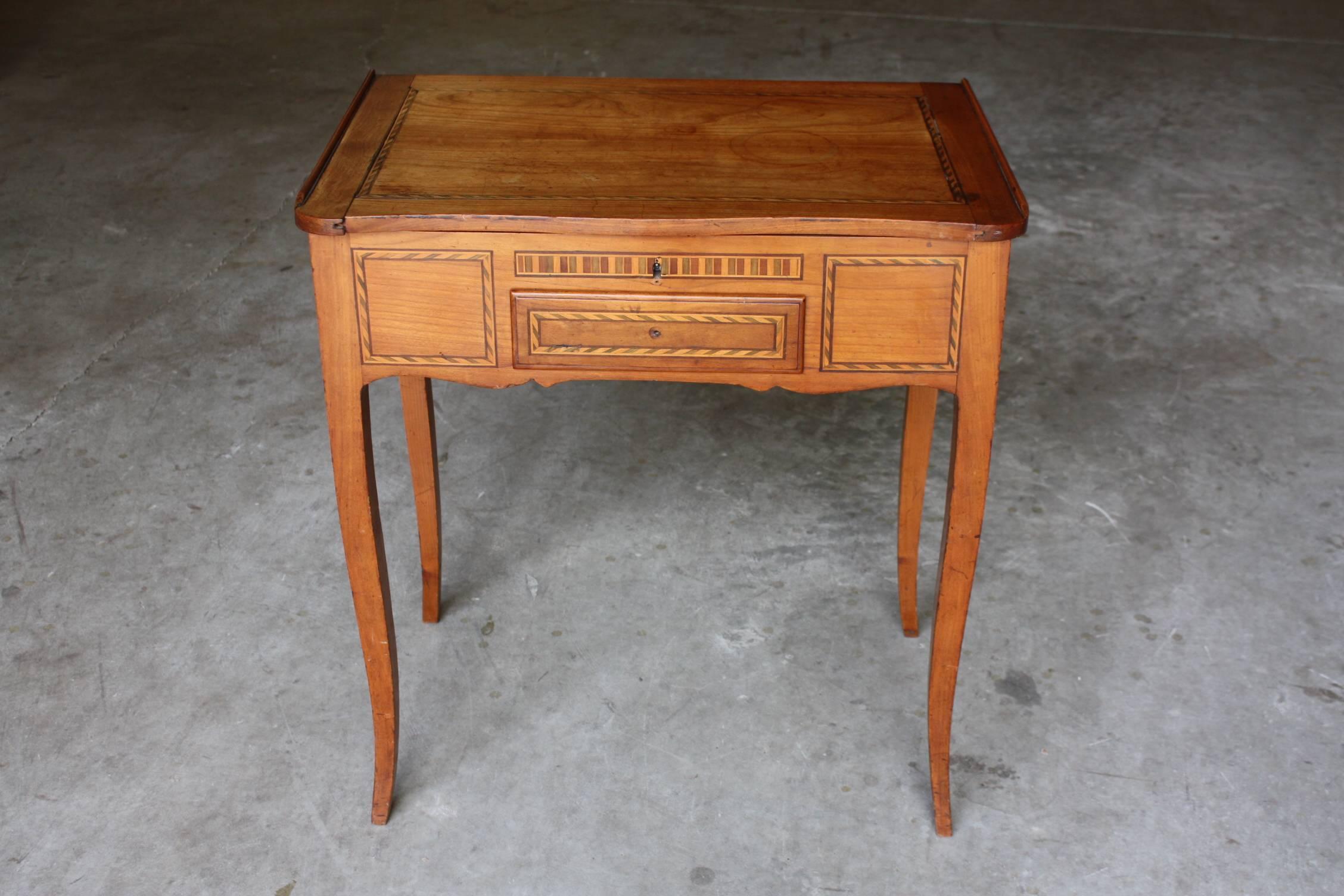 A very elegant small desk made of walnut. This was produced in French style in the circa 1860s. This desk is in excellent condition throughout and ready for your home.