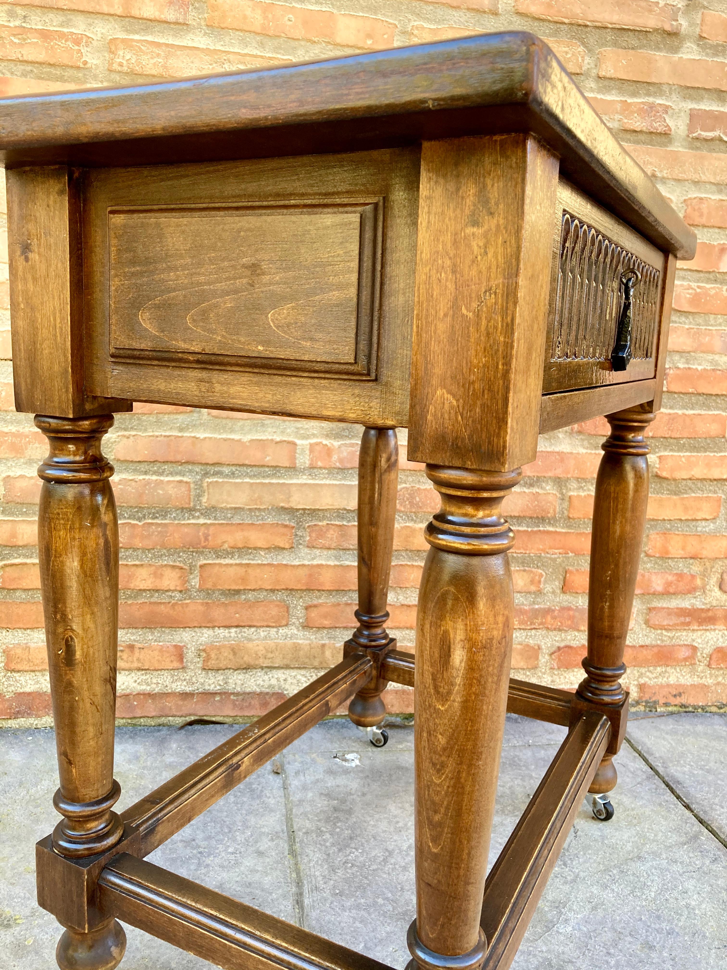 French Walnut Side Table with Drawer, Carved Arches and Column Legs with Wheels, In Good Condition In Miami, FL