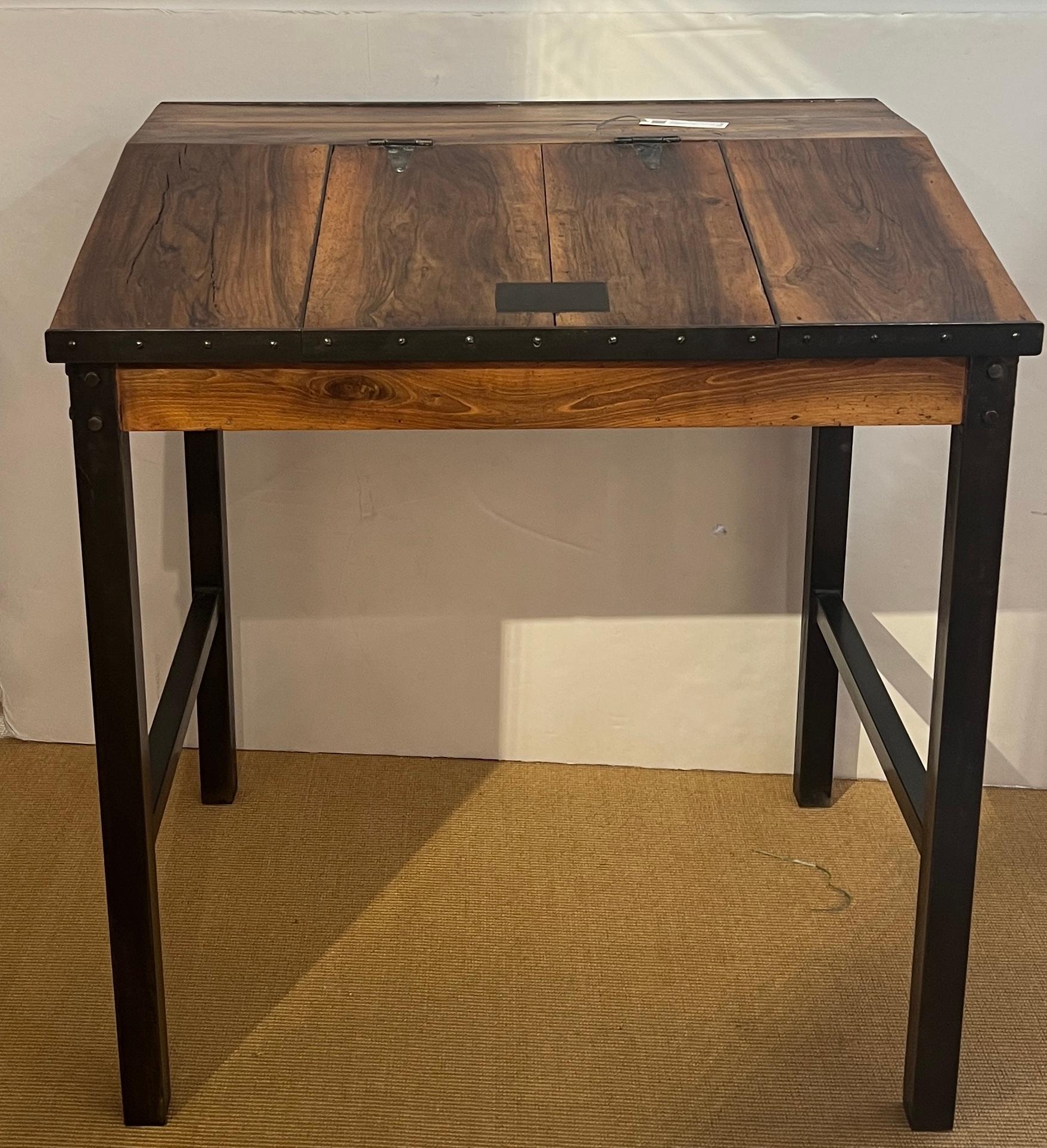 Questa splendida scrivania è un autentico pezzo di storia francese, realizzato nel 1880. Il ricco legno di noce proveniente dal sud della Francia offre un tono caldo e invitante, completato da una robusta struttura in acciaio che vanta un'esclusiva