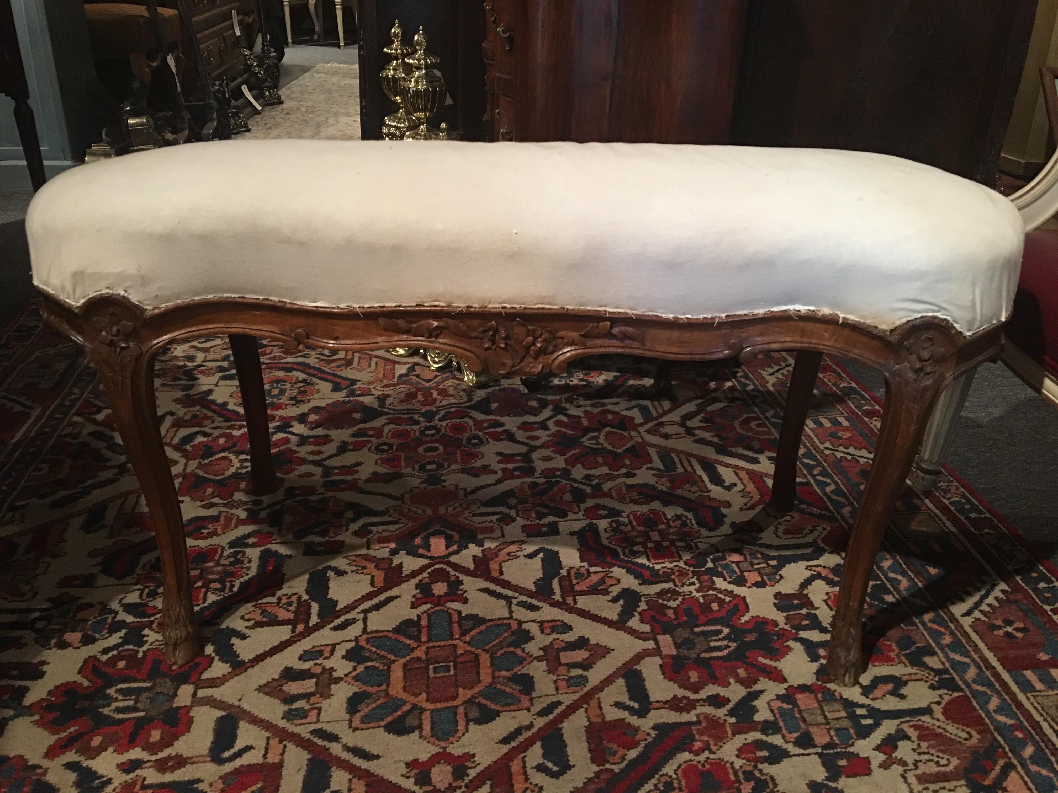 Tabouret français en noyer avec pieds en sabot et sculptures décoratives, 19e siècle.