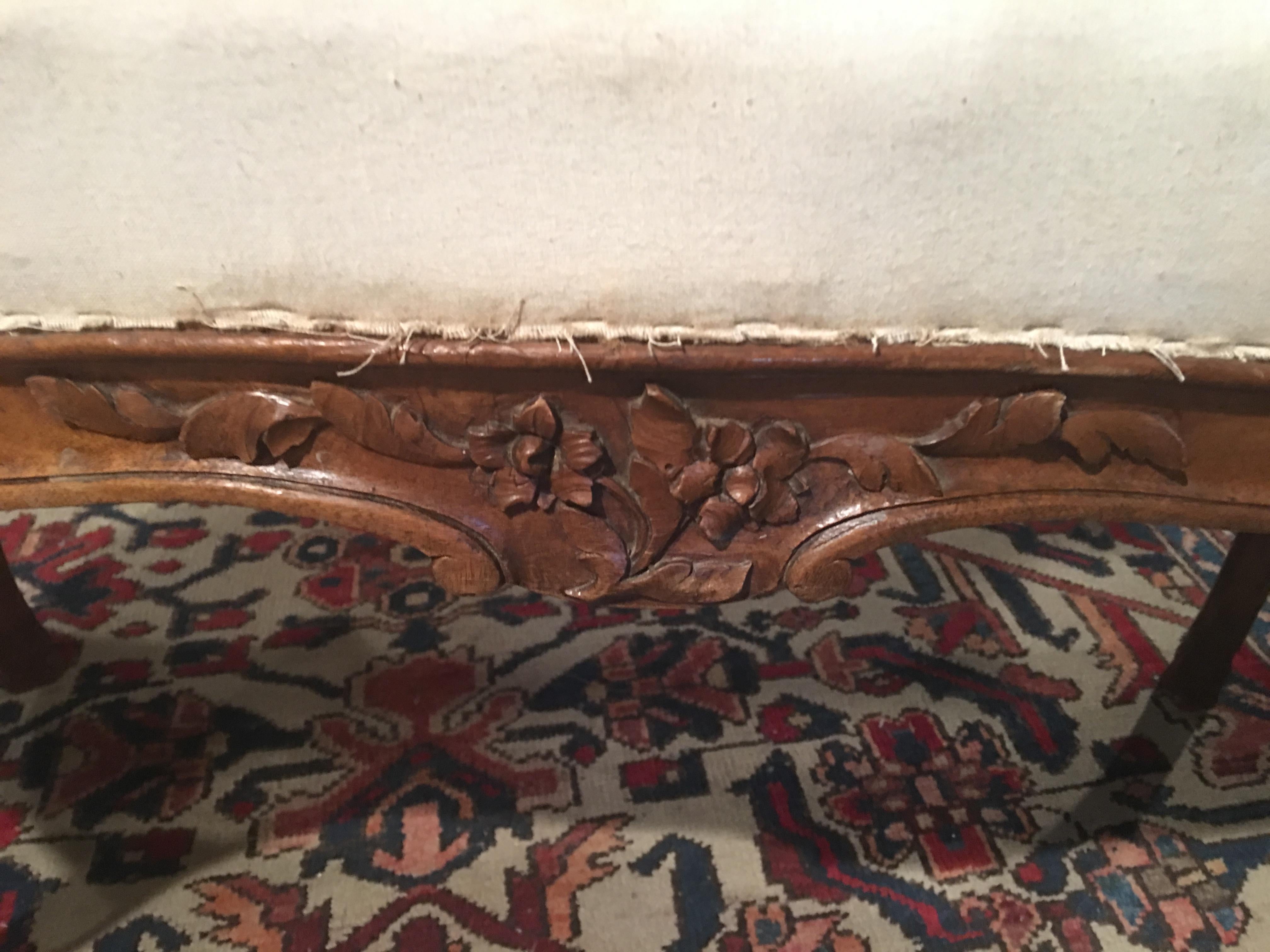 Français Tabouret français en noyer avec pieds en sabot et sculptures décoratives, 19e siècle en vente