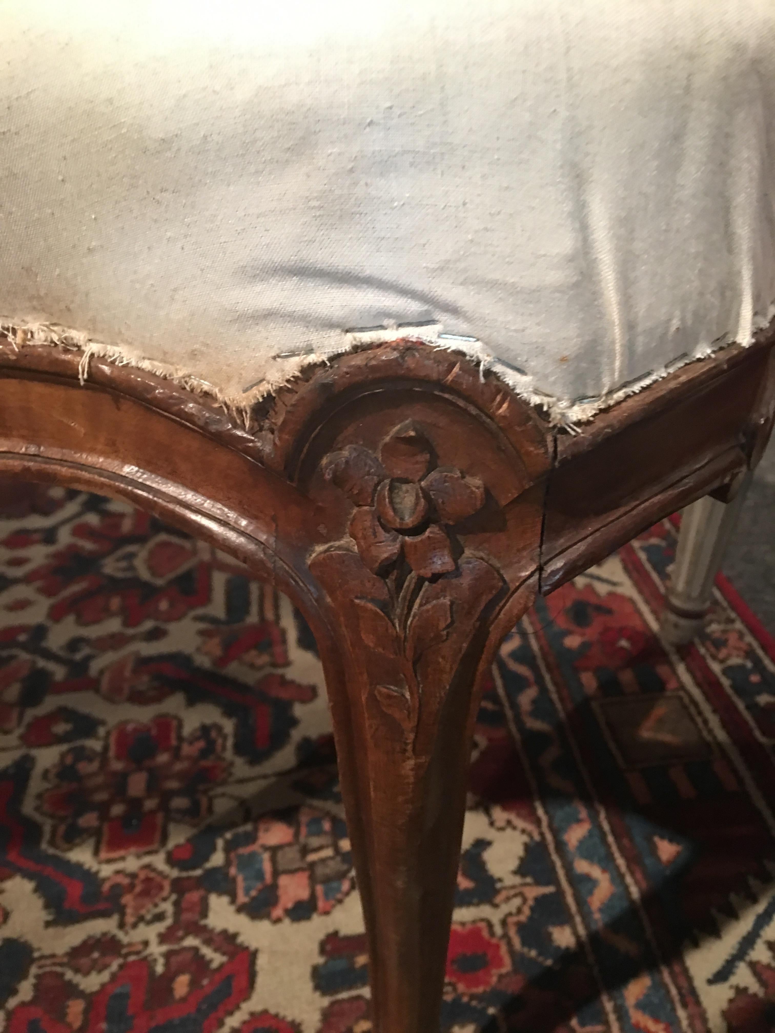 Tabouret français en noyer avec pieds en sabot et sculptures décoratives, 19e siècle Bon état - En vente à Savannah, GA