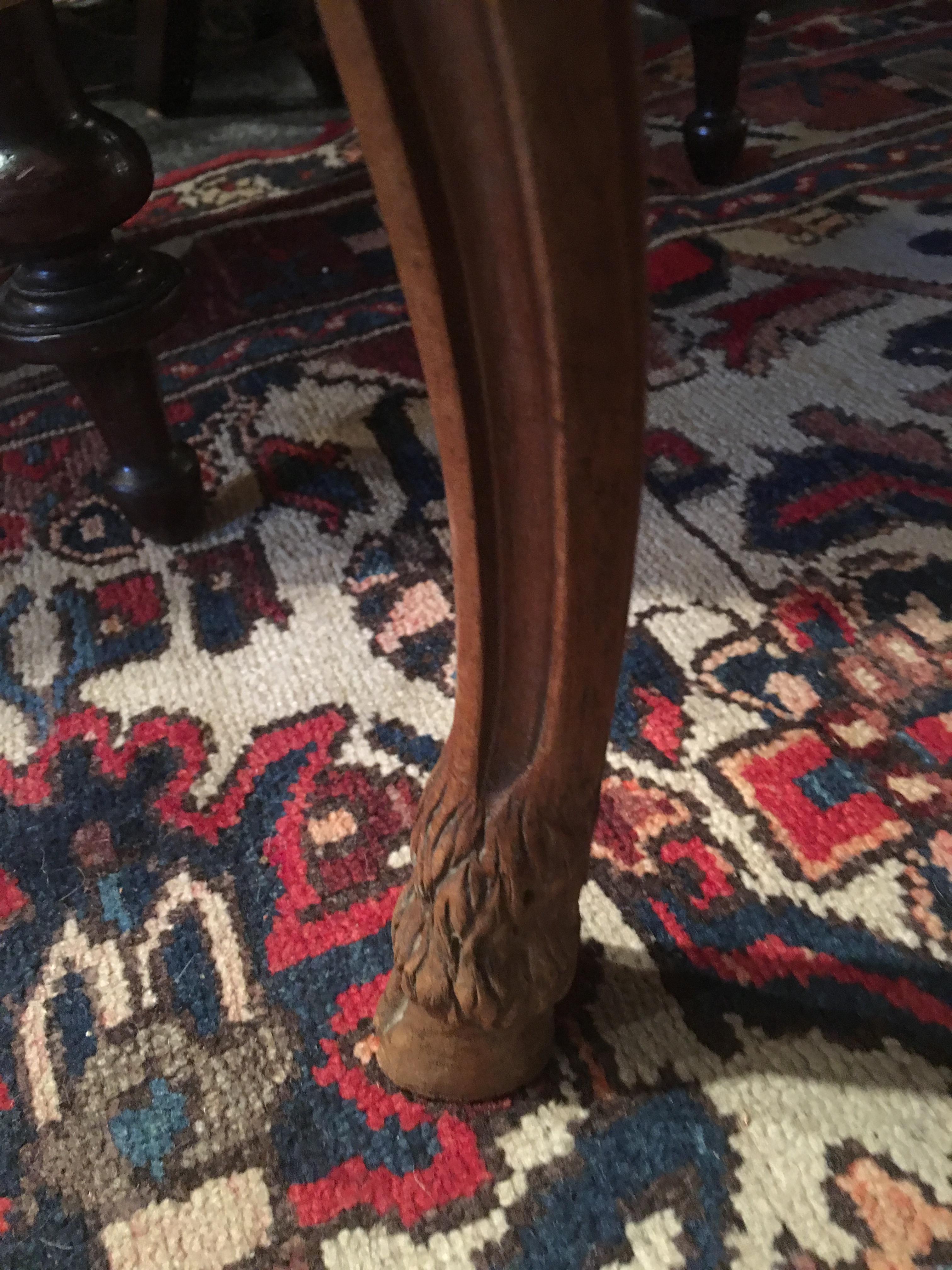 Chêne Tabouret français en noyer avec pieds en sabot et sculptures décoratives, 19e siècle en vente