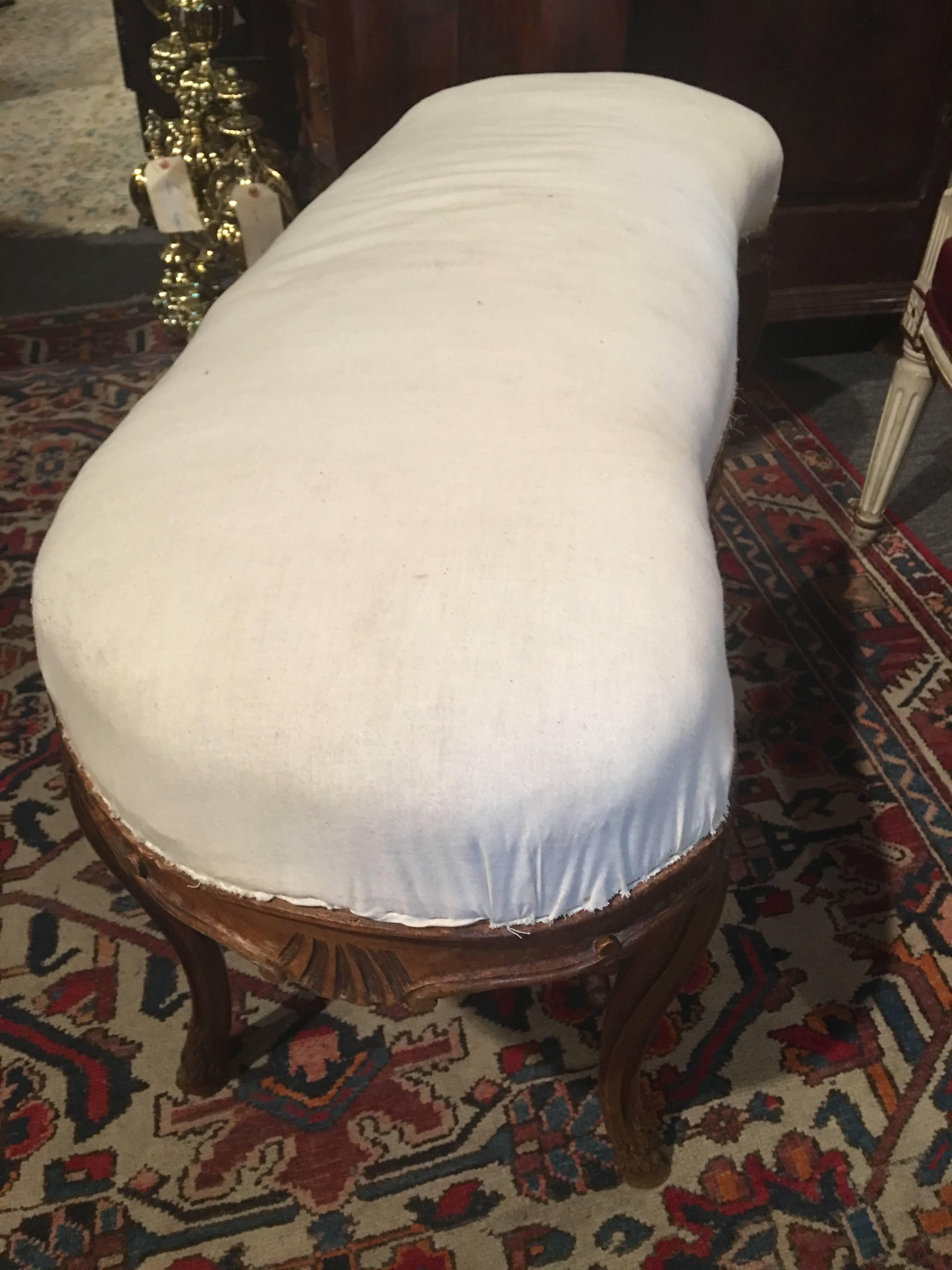 Tabouret français en noyer avec pieds en sabot et sculptures décoratives, 19ème siècle en vente 1