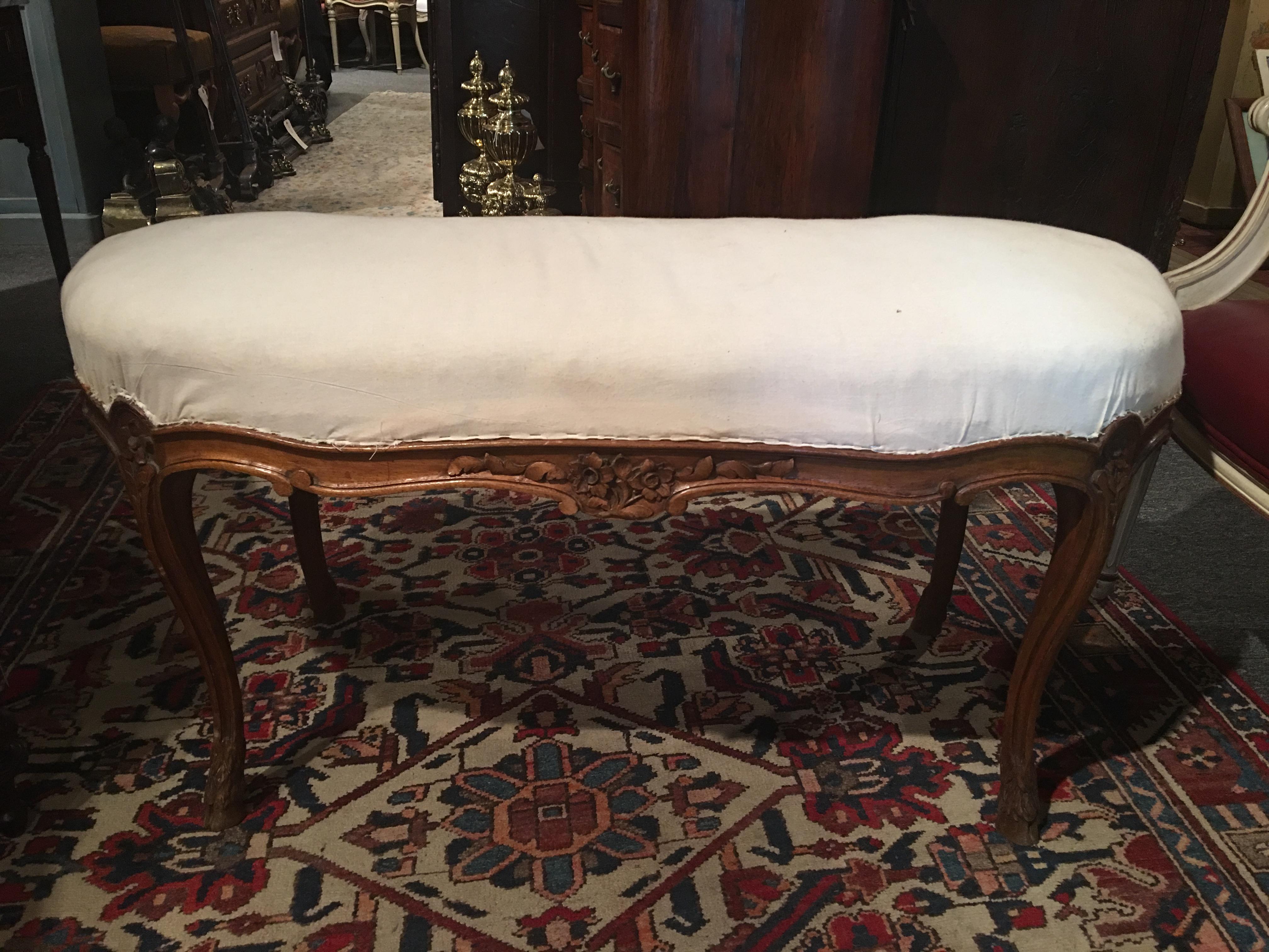 Tabouret français en noyer avec pieds en sabot et sculptures décoratives, 19e siècle en vente 3