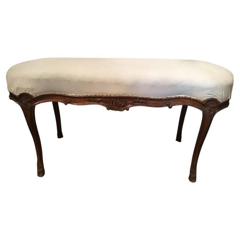 Tabouret français en noyer avec pieds en sabot et sculptures décoratives, 19e siècle en vente