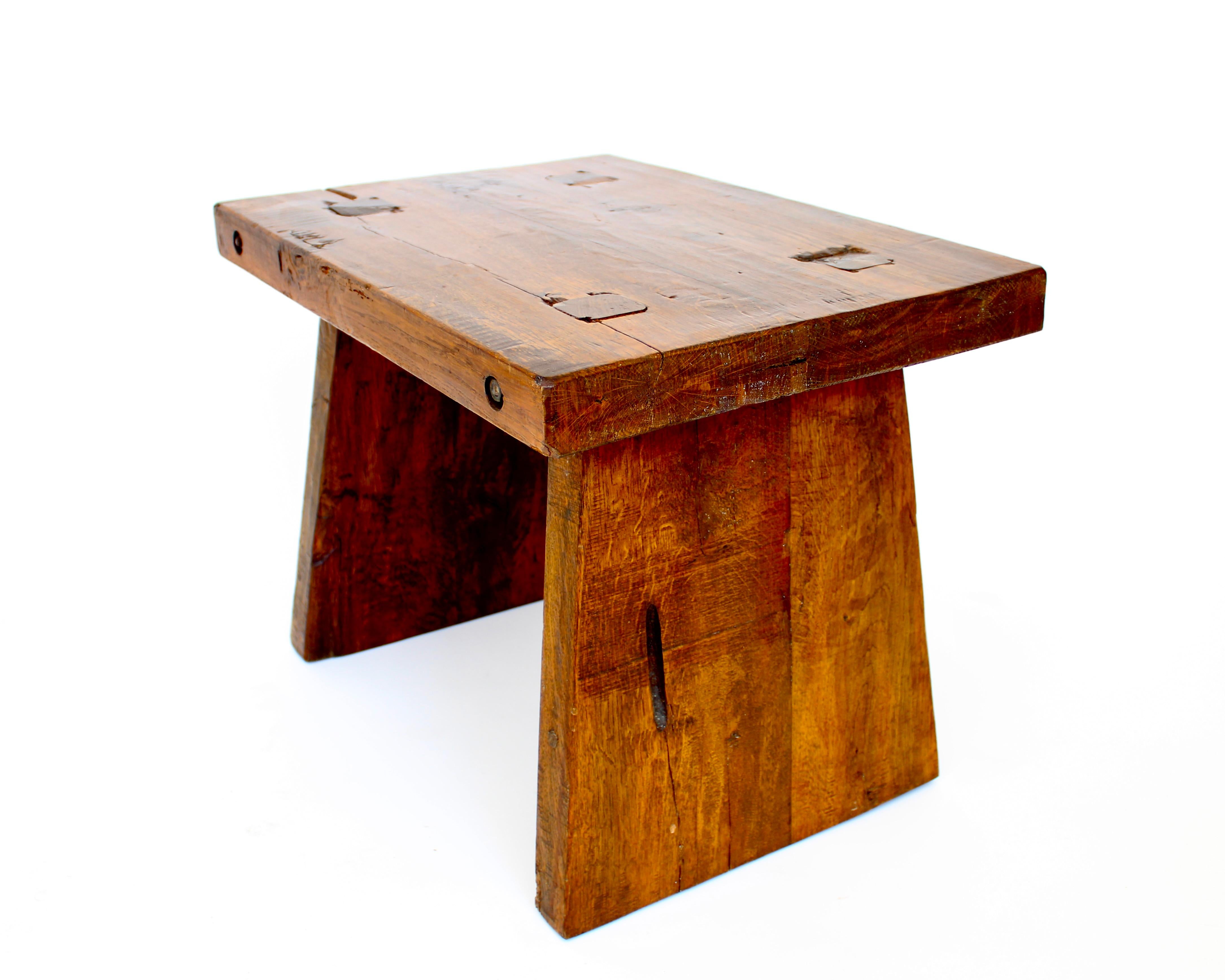 Sgabelli in noce francese attribuiti all'Atelier Marolles in uno spirito Wabi Sabi XX sec. in vendita 10