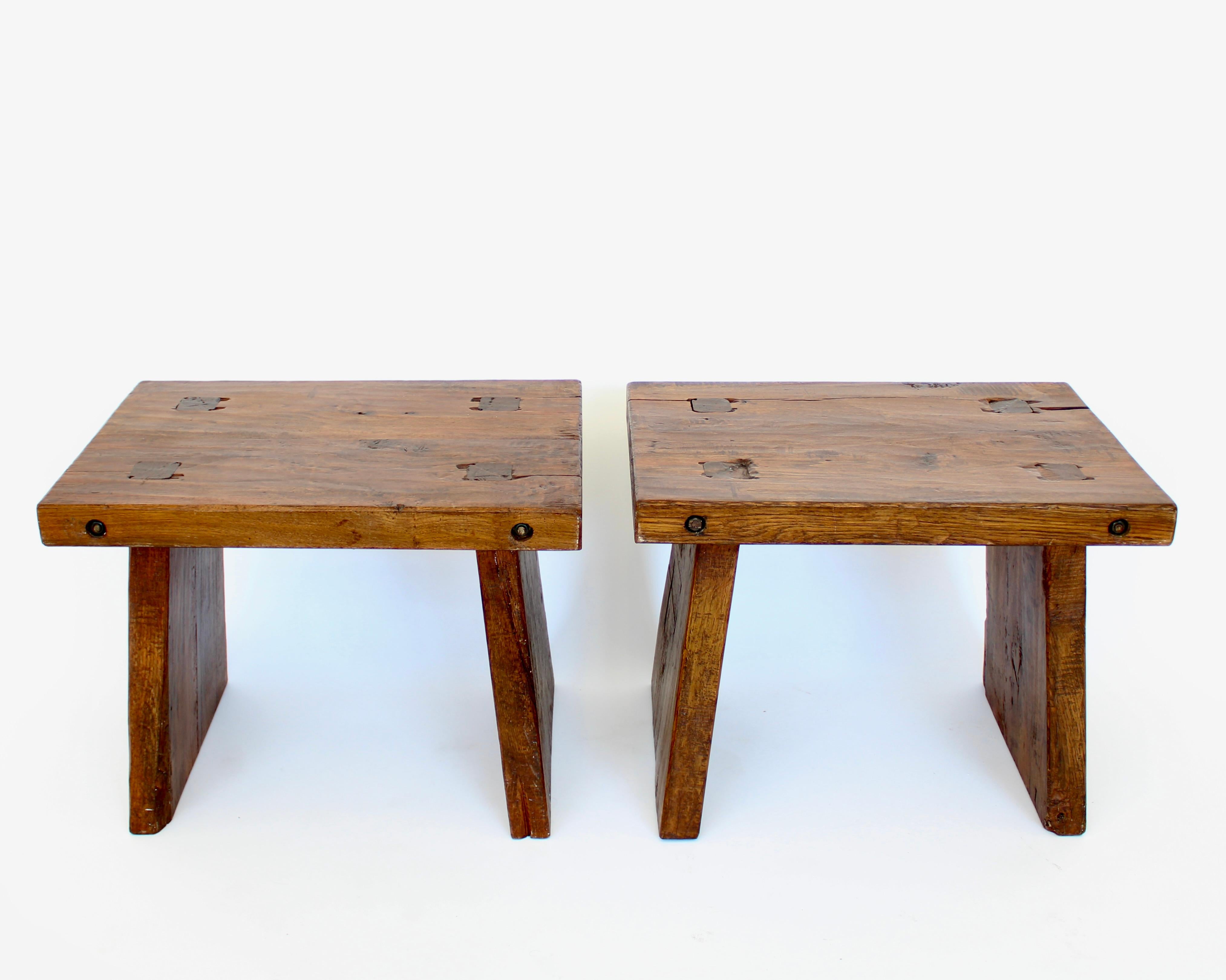 Questa coppia di splendidi sgabelli in noce francese lavorati a mano e attribuiti all'Atelier Marolles sono anche l'essenza dell'estetica giapponese Wabi Sabi. Possono fungere da sgabelli o da tavolini. 
I dettagli della falegnameria sui piani sono