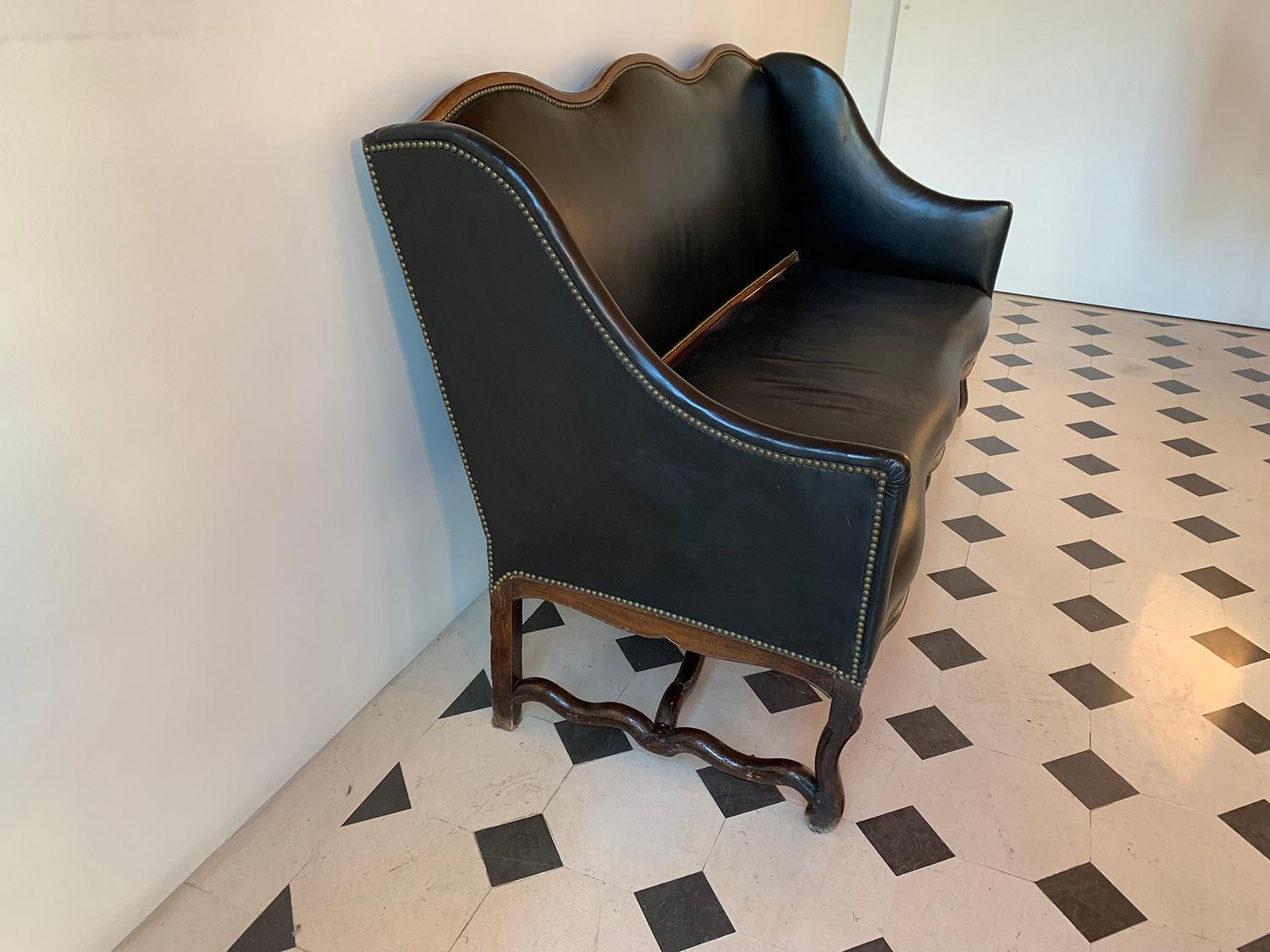Beautiful Louis XIII style sofa in walnut and black leather. The lining is usable as is, but could be refurbished (information and specifications for new lining, on request).

Magnifique canapé de style Louis XIll en Noyer et cuir noir. Le