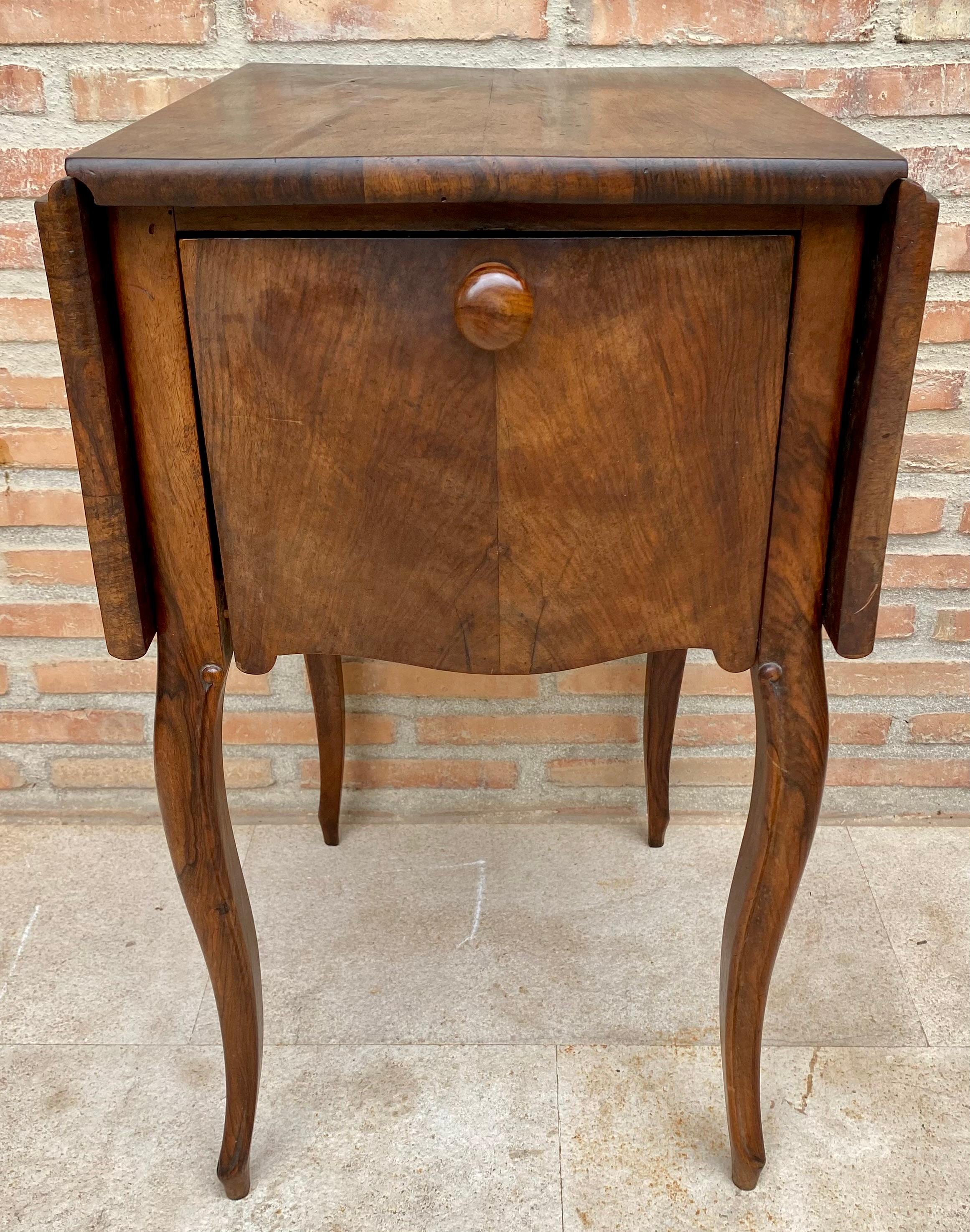 French side table with wings in walnut wood with roots decoration.
with a folding door on one side that have a wooden handle.
A very fine quality Regency period walnut side table you have.
Well preserved lid with flap on each side and door with