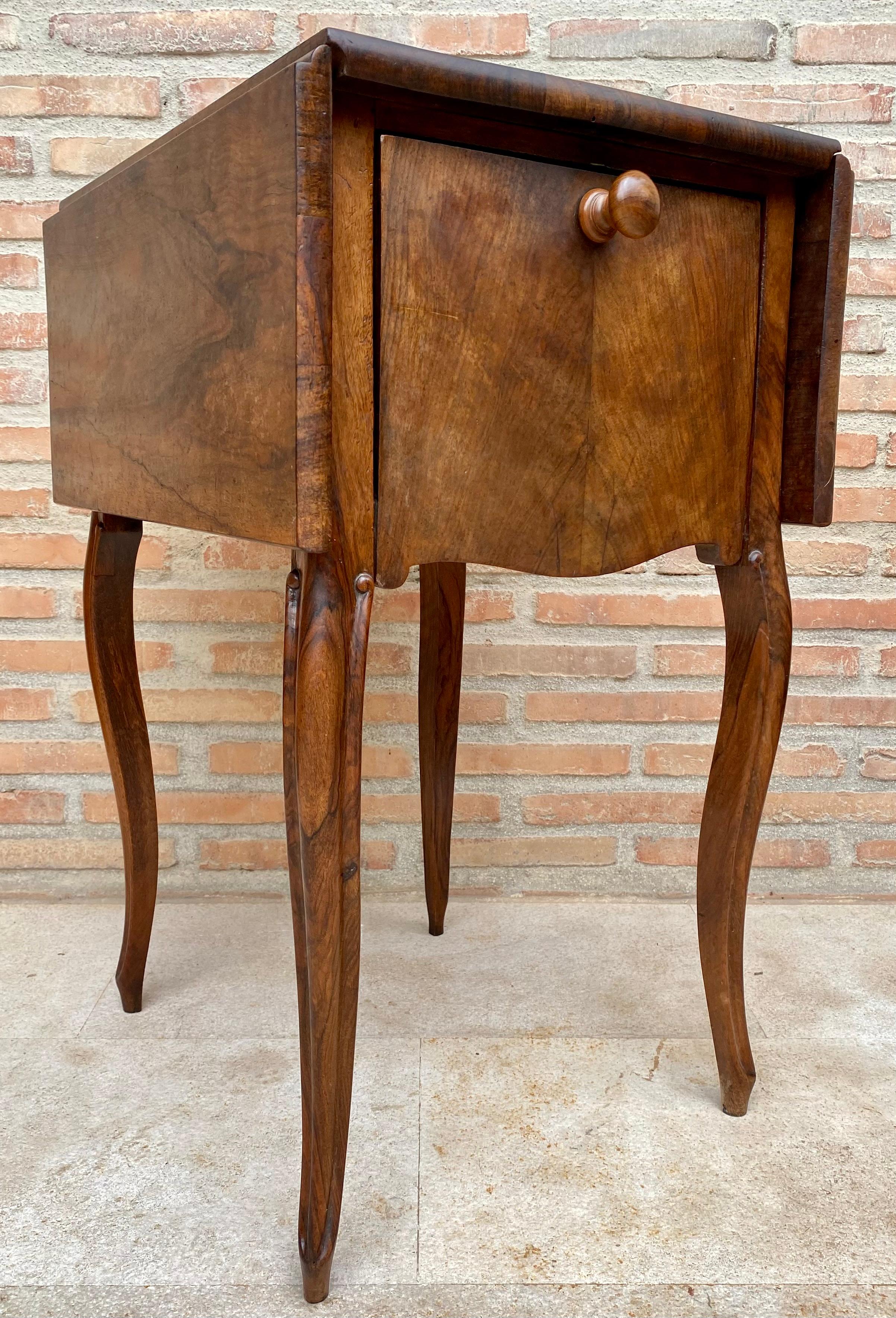 French Walnut Table with Wings, 1900s In Good Condition For Sale In Miami, FL