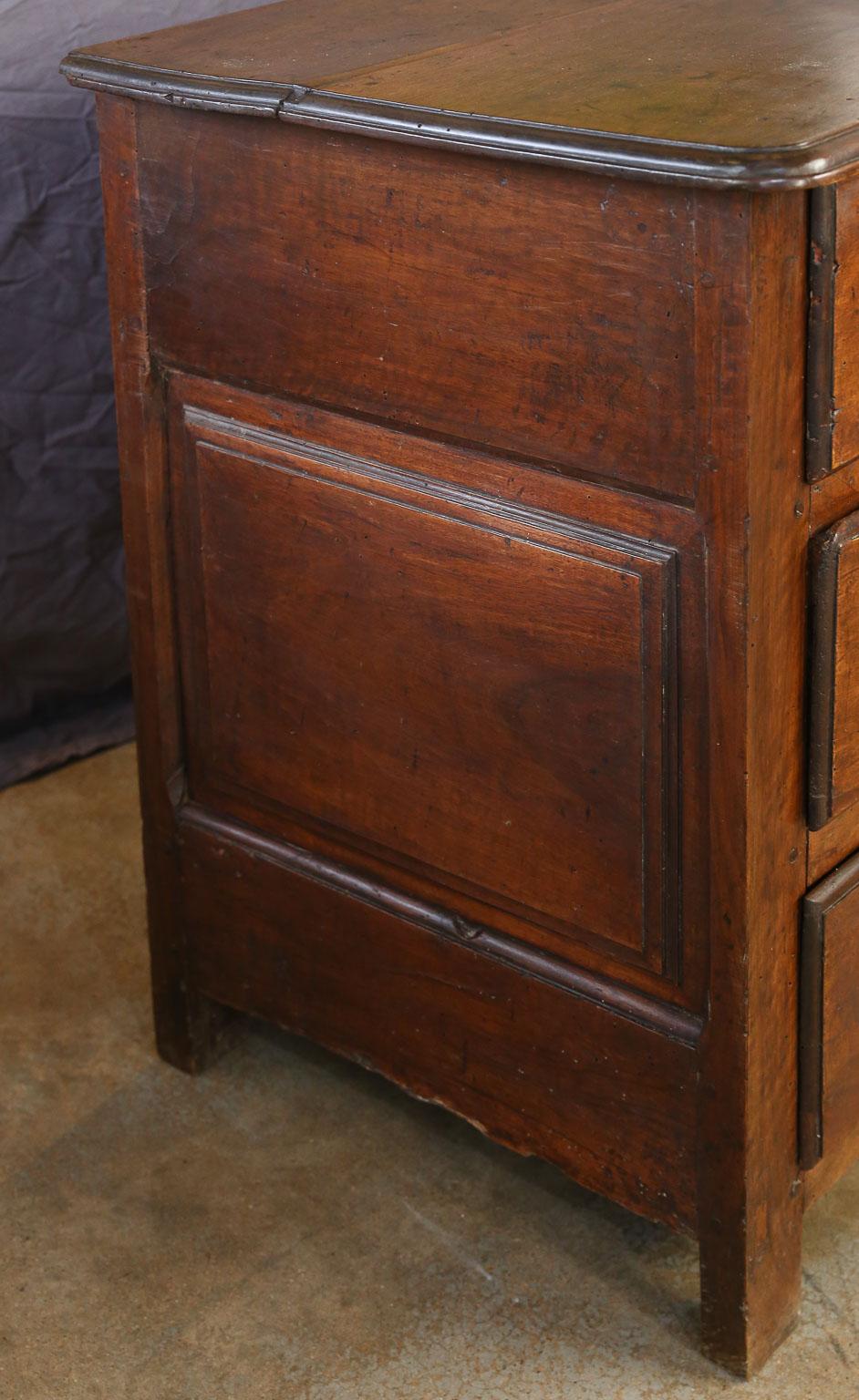 French Walnut Three-Drawer Chest, circa 1790 (Französisch)