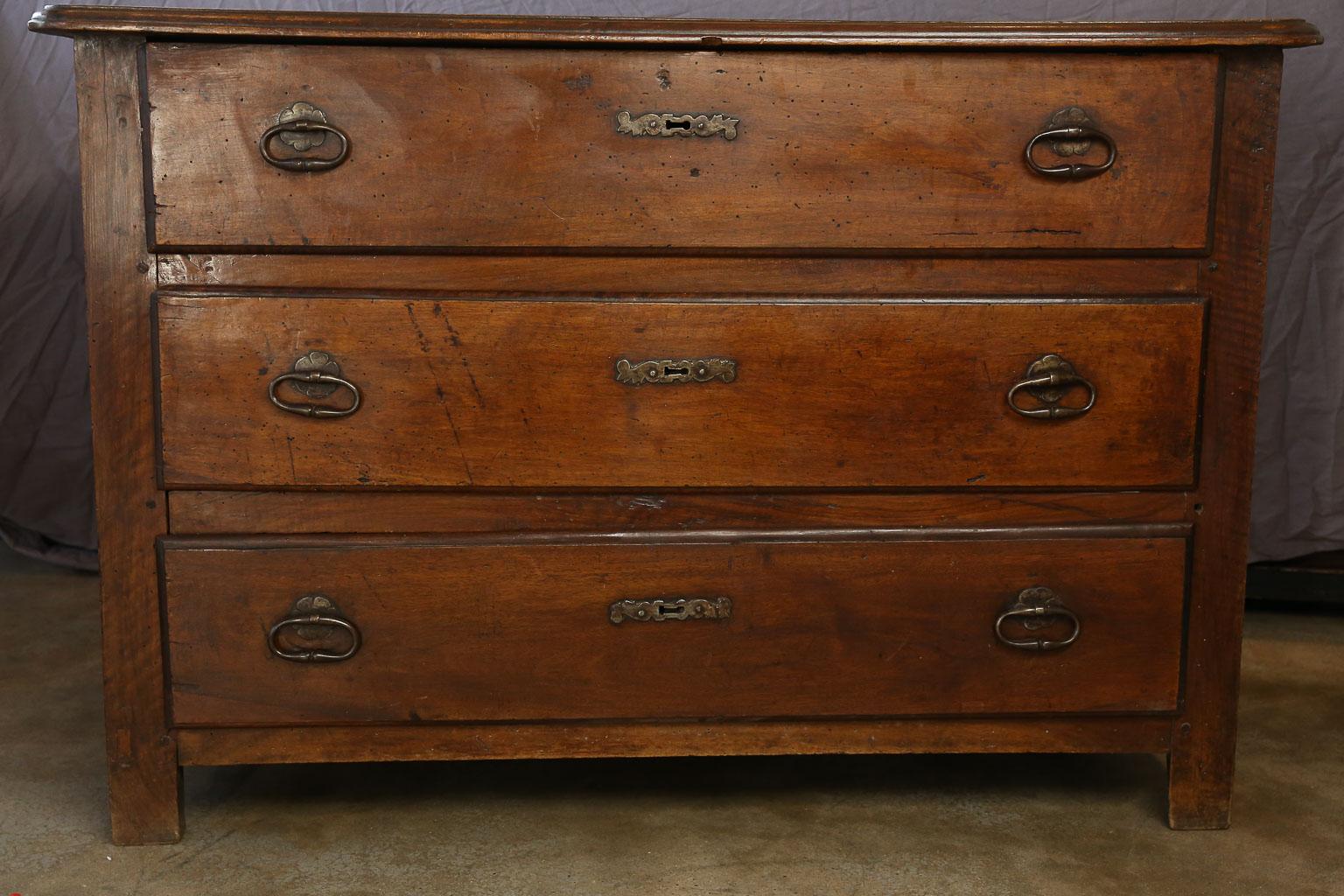 French Walnut Three-Drawer Chest, circa 1790 (18. Jahrhundert)