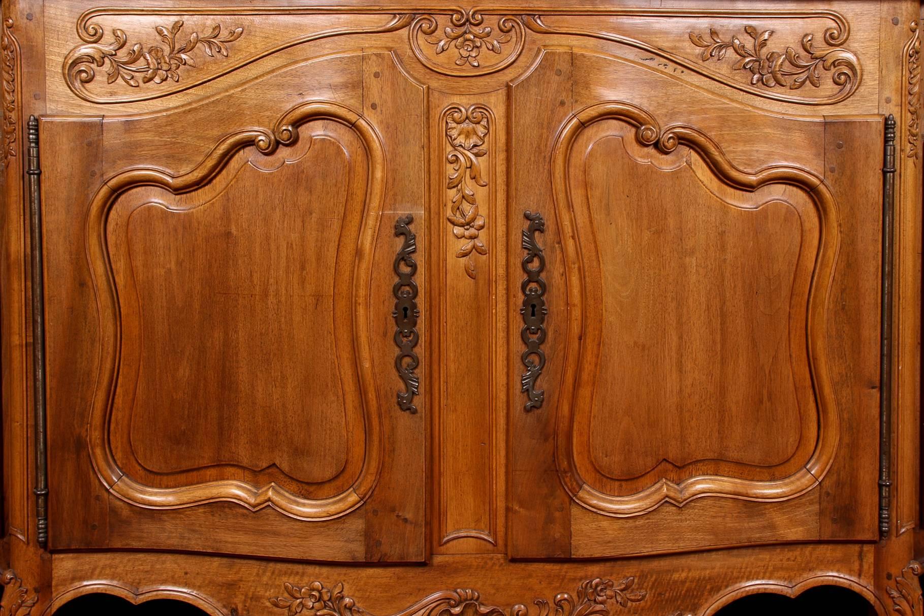 A large Classic French Enfilade with strong carving, great size and lots of storage space. With an elaborately carved shaped case with foliate scrolled decoration, recessed sides with doors and escutcheons and a centre double door cabinet with