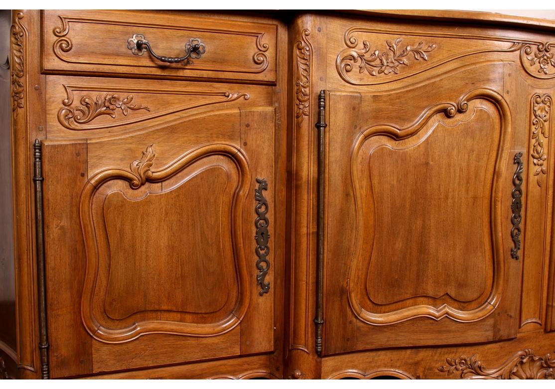 Stile provenzale Credenza tripla in noce francese in vendita