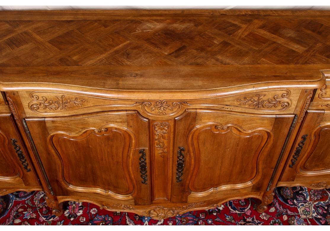 Intagliato Credenza tripla in noce francese in vendita