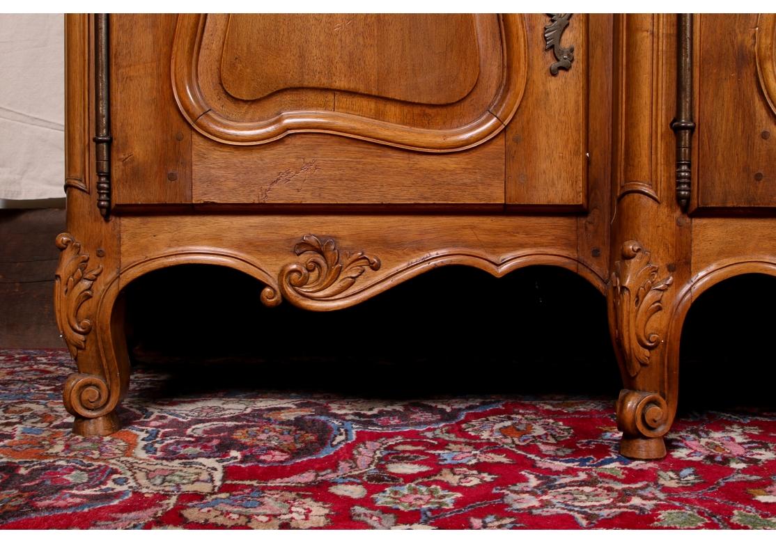 Credenza tripla in noce francese In condizioni deteriorate in vendita a Bridgeport, CT