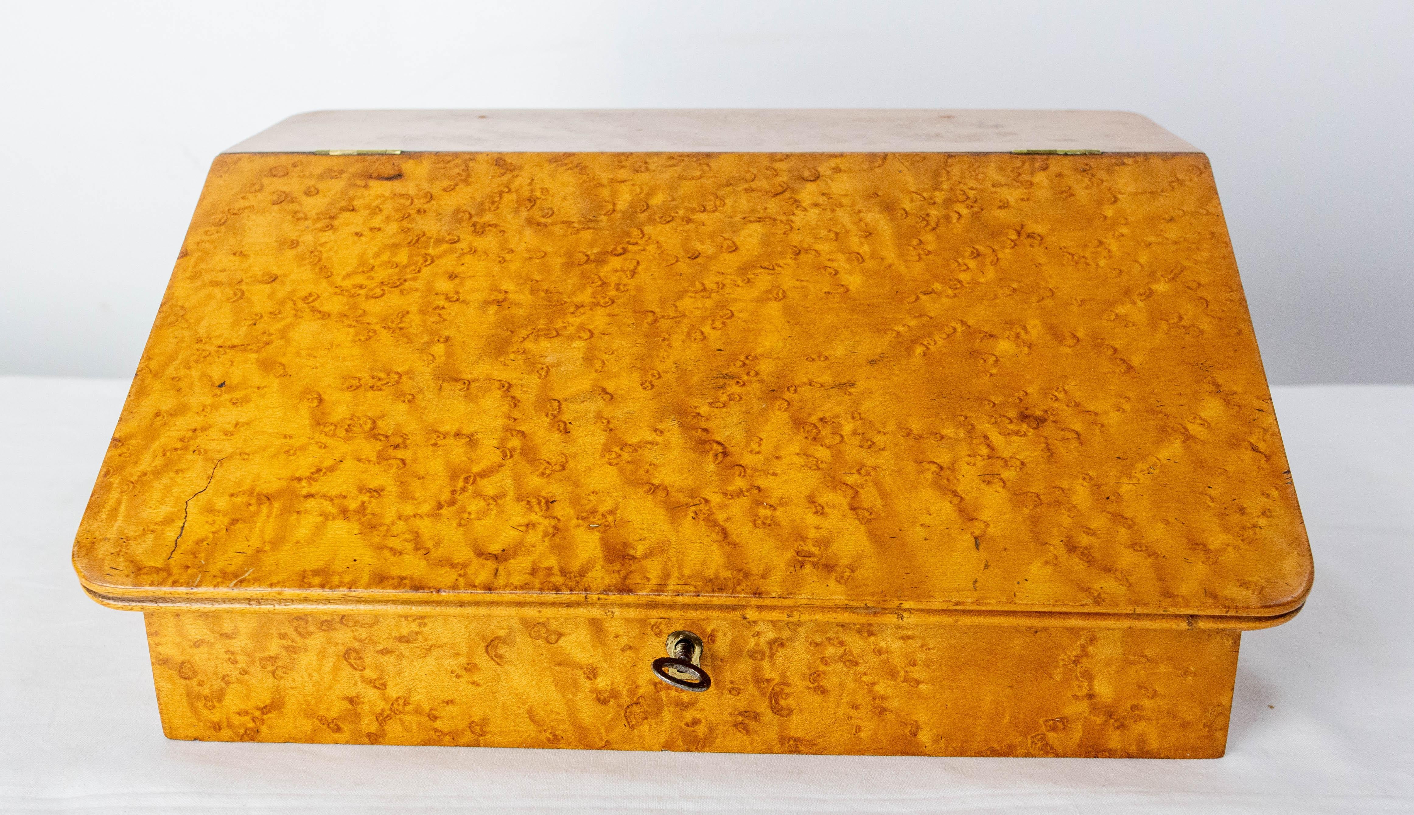 Caja secreta de madera francesa para guardar cartas.
Una chapa de nogal muy bonita con efectos luminosos que aparecen al mover el objeto.
Fabricada hacia 1900.
Original en forma de escritorio
Dos llaves diferentes, una para cada parte de la