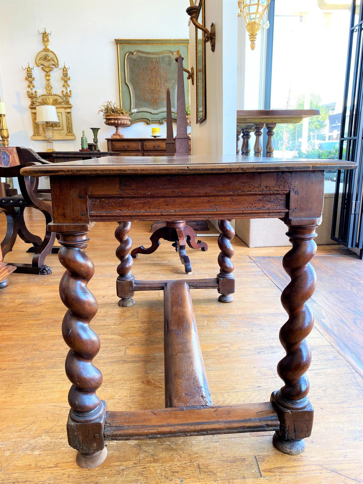 XIXe siècle Table à écrire en noyer français, vers 1800 en vente