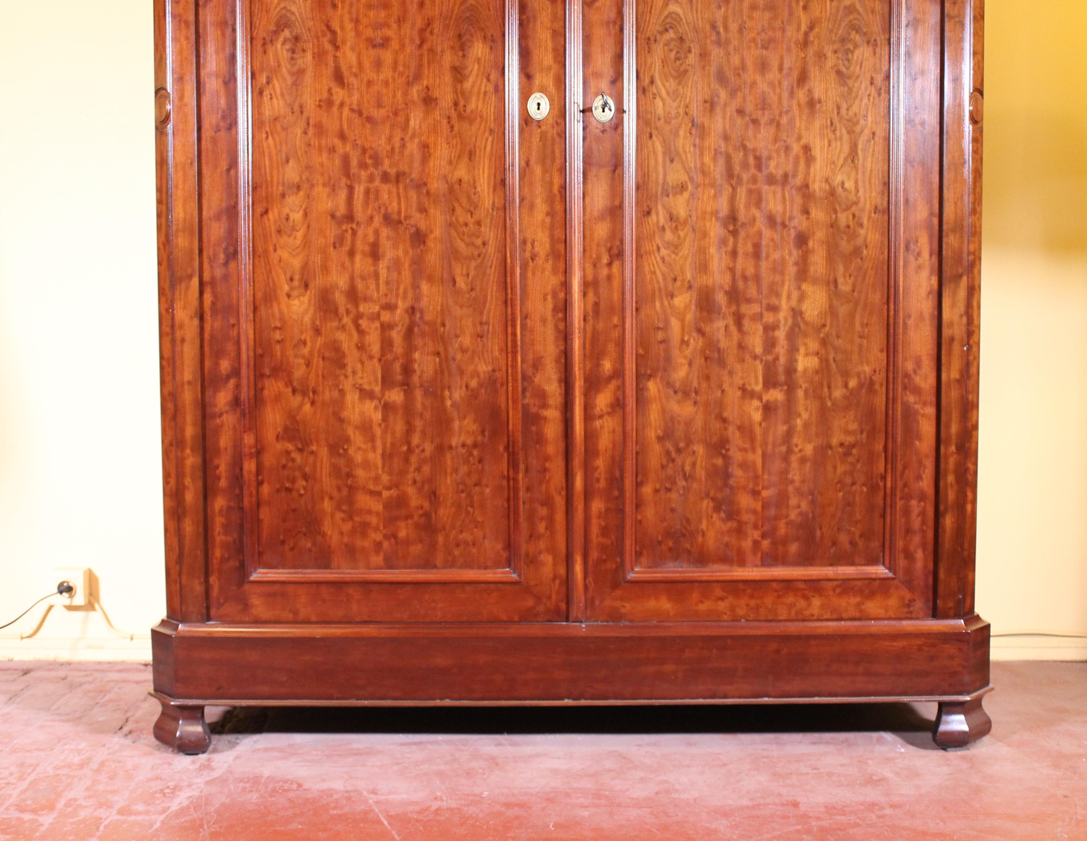 Magnificent 19th century wardrobe in mahogany, France

Very nice wardrobe with a beautiful flame and a mahogany of very good quality 

The wardrobe is currently install as a clothes hanger. But we can of course install shelves if