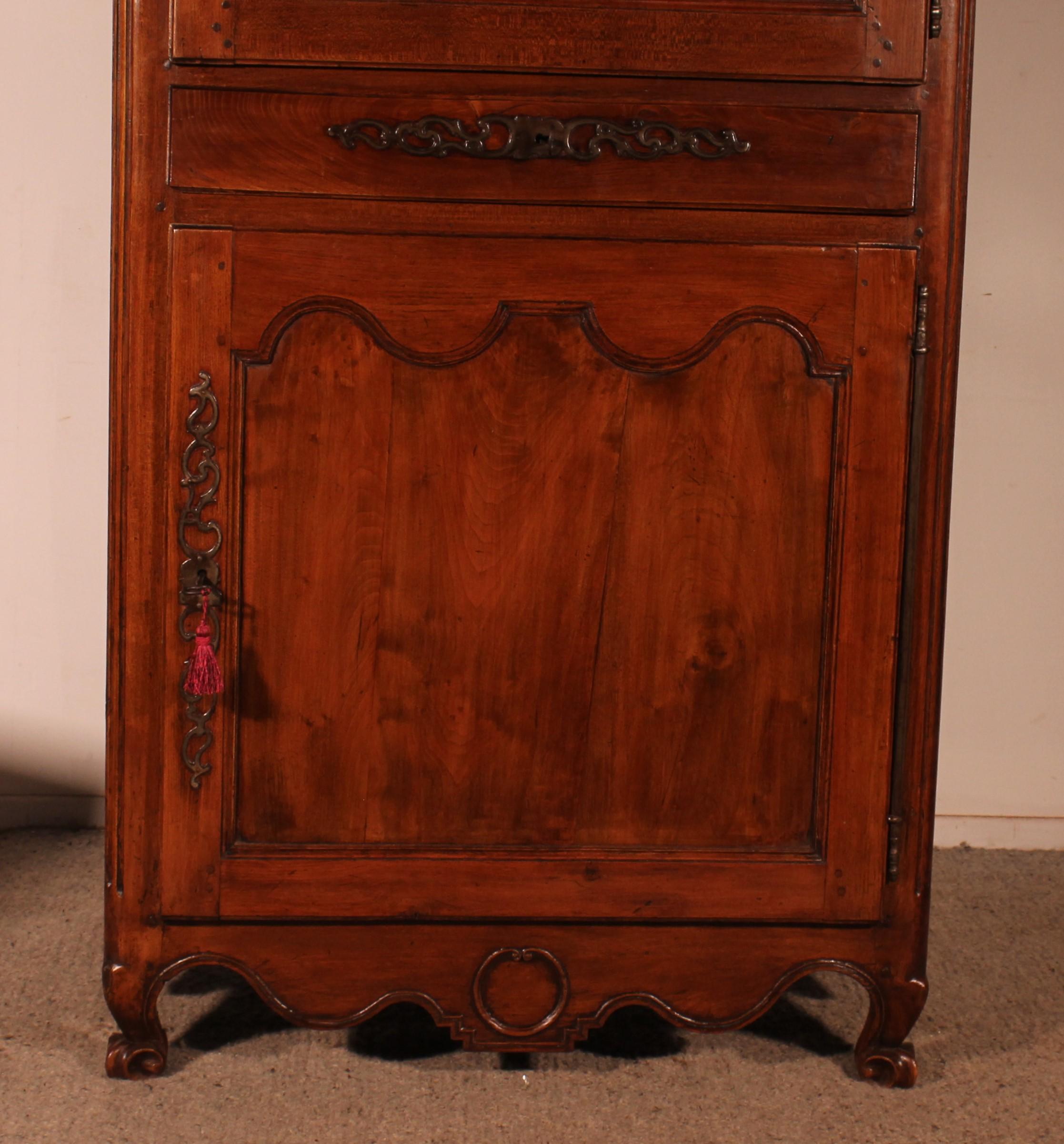 Superb Louis XV french wardrobe in cherry wood from the 18th century opening with two doors and a drawer on the front.
The two doors and the drawer have their key that works and beautiful original fittings
The width and depth  includes the top
in