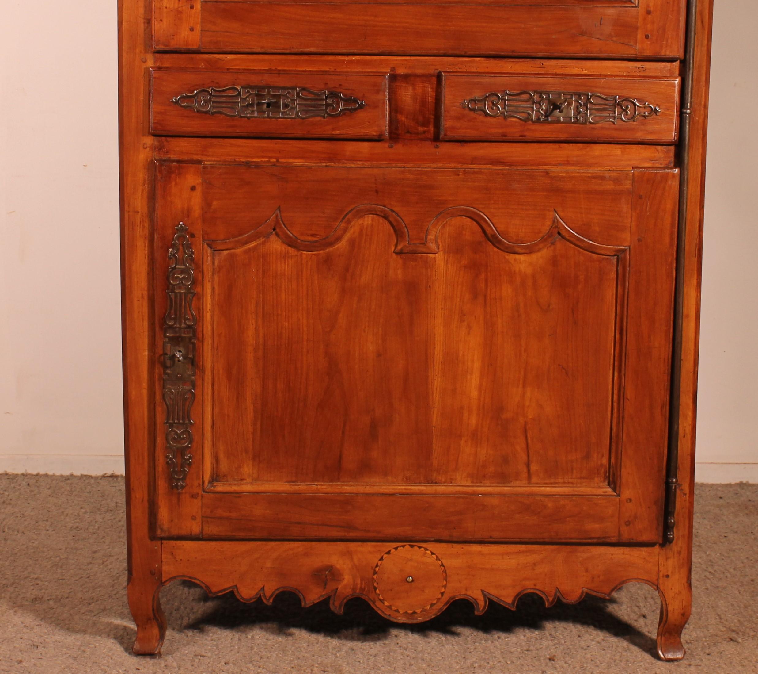 Superb Louis XVwardrobe called homme debout  in cherry wood from the 18th century opening with two doors and two drawers on the front.

The two doors and the drawers have their key that works

Very beautiful original irons
The width includes the