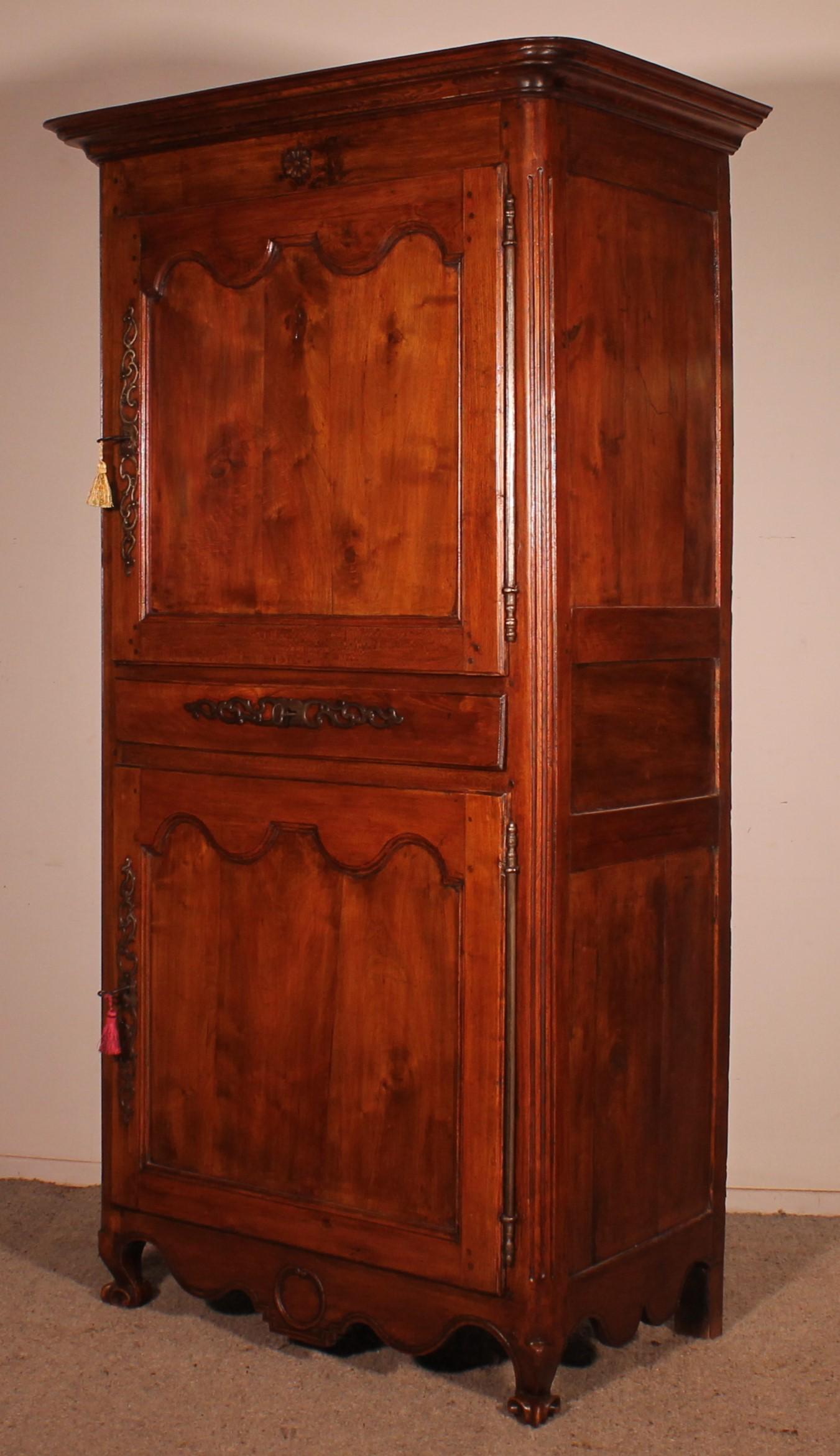 18th Century and Earlier French Wardrobe In Cherry Wood - 18th Century For Sale