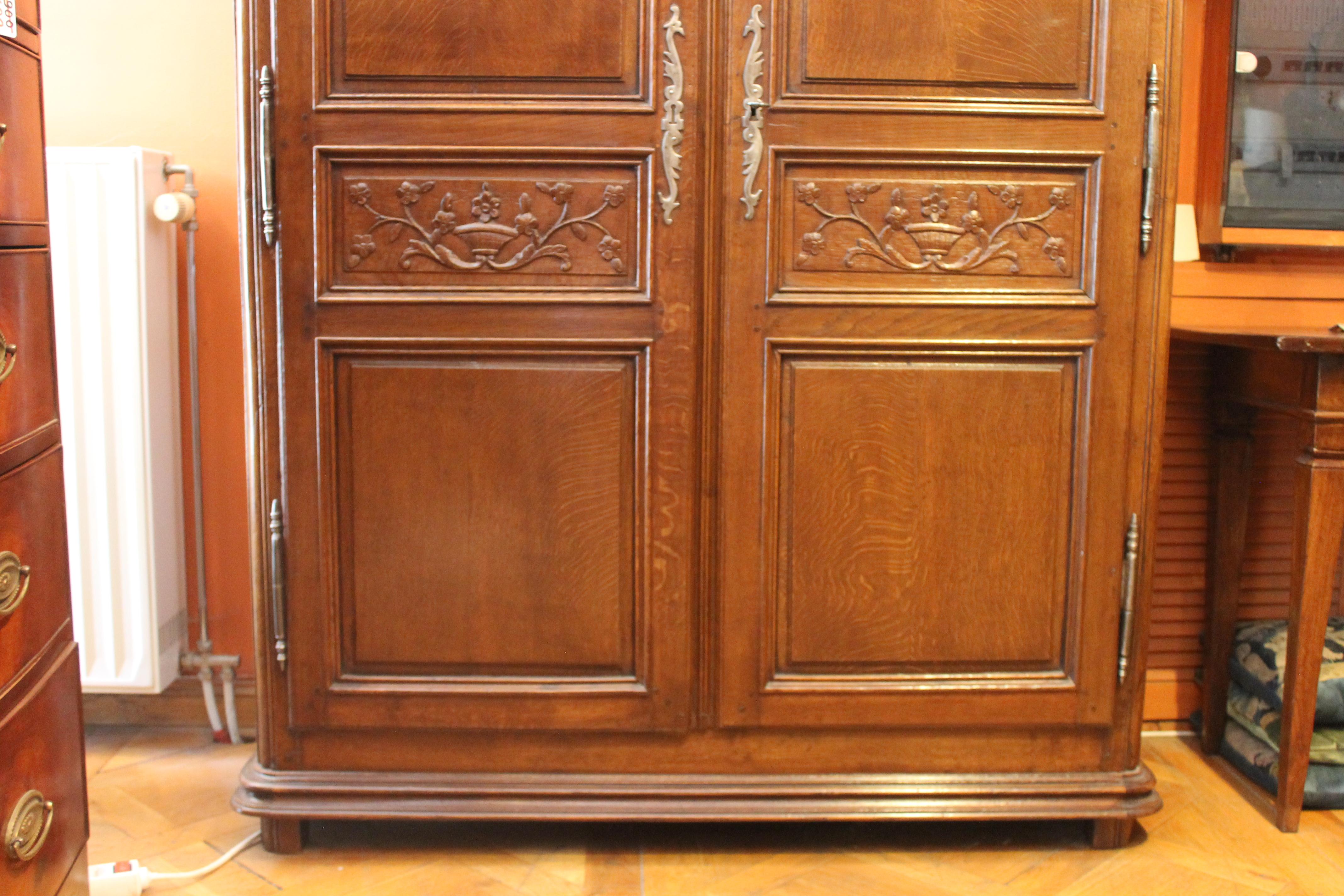 Very beautiful early 18th century Louis XIV antique French wardrobe in oak a Fine french wardrobe in superb condition with elegant floral decoration.

This wardrobe stands out by his reasable dimension and beautiful proportions. Beautiful cornice