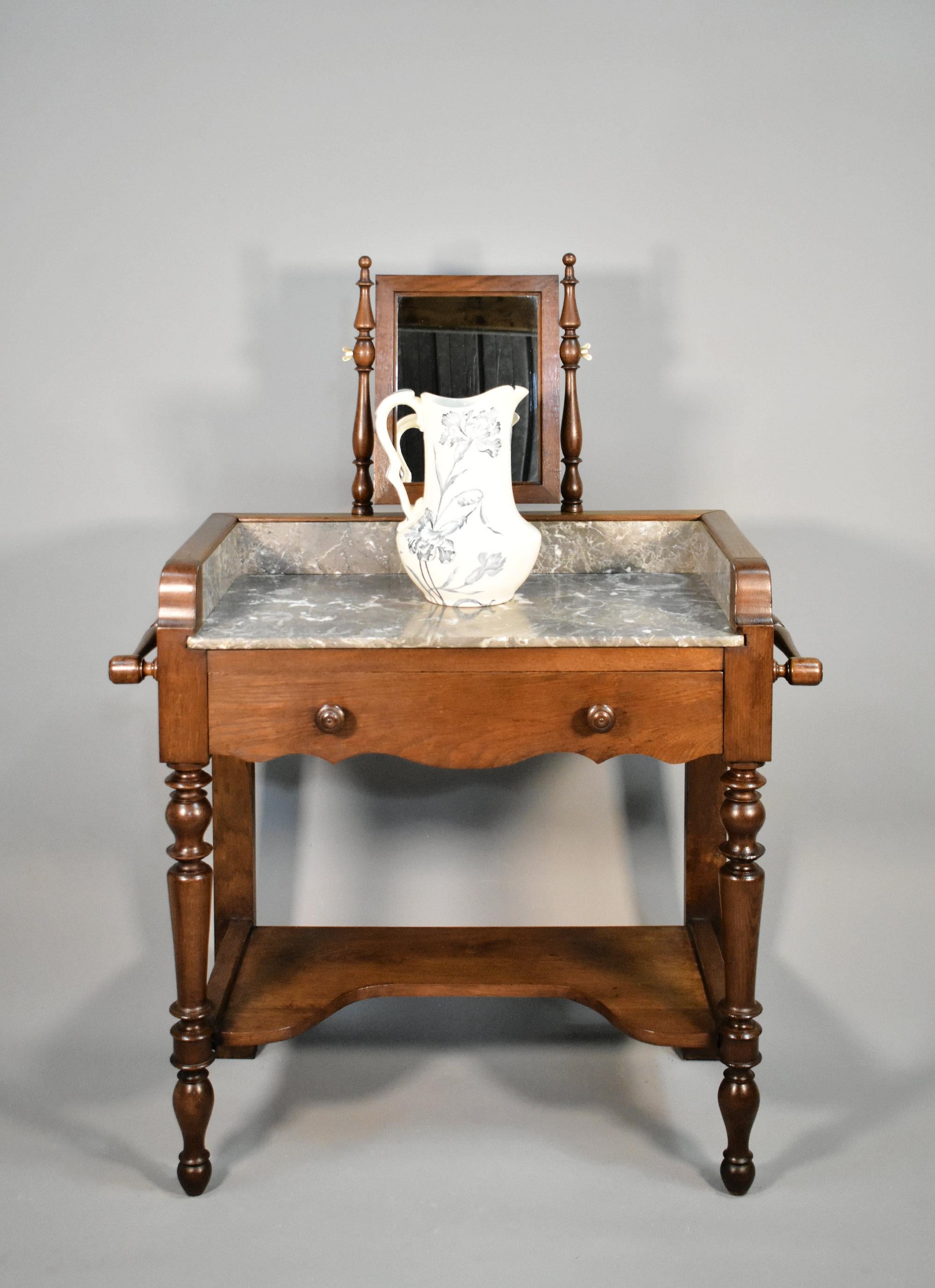 Lavabo francese in Oak Louis Philippe
 
Un delizioso piccolo lavabo in rovere massiccio proveniente dal sud-ovest della Francia con un inserto in marmo grigio e bianco variegato e marmo verticale abbinato su tre lati.
 
Sopra c'è uno specchio