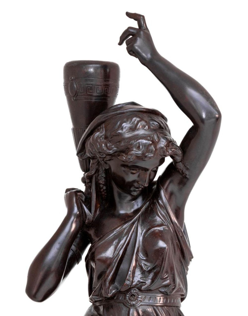 Scuola francese, Il portatore d'acqua, scultura in bronzo patinato della fine del XIX secolo, raffigurante una donna classica che sostiene una brocca d'acqua, su un basamento circolare, non firmata. 37