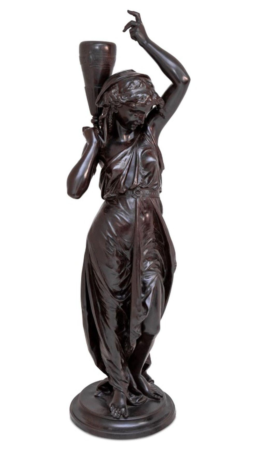 Patinato Scultura francese in bronzo patinato con portatore d'acqua in vendita