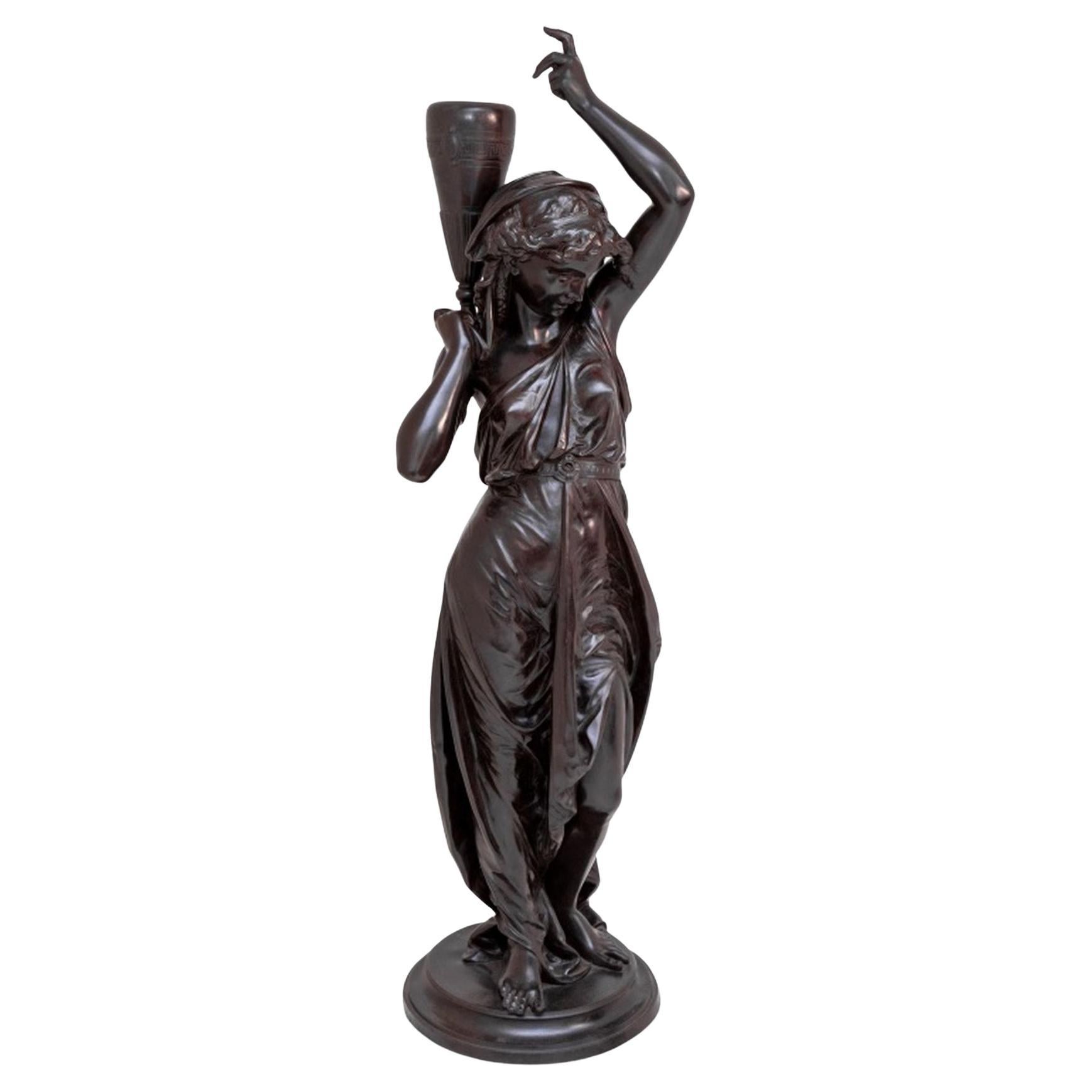 Scultura francese in bronzo patinato con portatore d'acqua in vendita