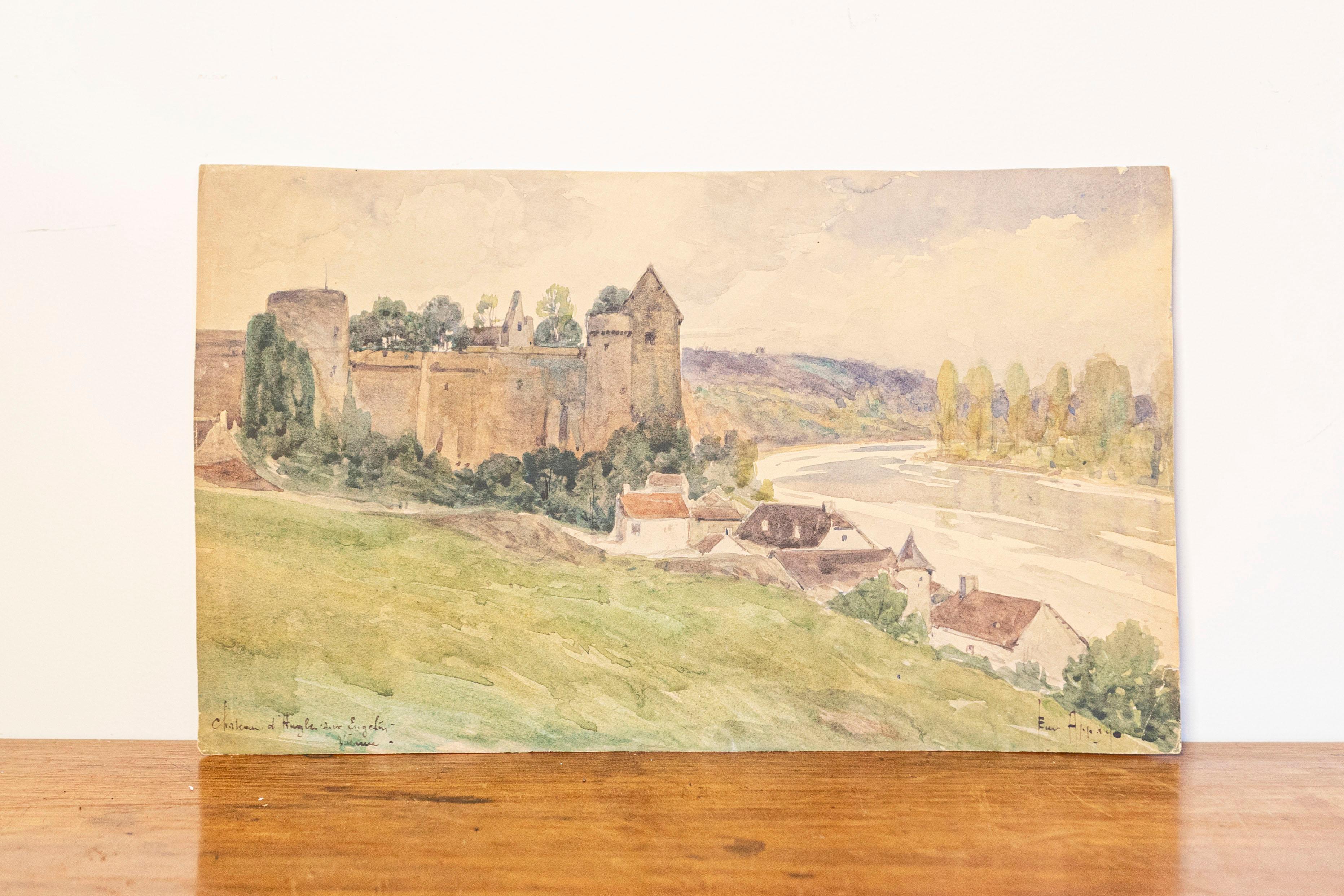 Acuarela francesa sobre papel del siglo XX que representa un castillo medieval a orillas del río Vienne. Esta serena acuarela francesa sobre papel del siglo XX capta la belleza intemporal de un castillo medieval junto al río Vienne. Los colores