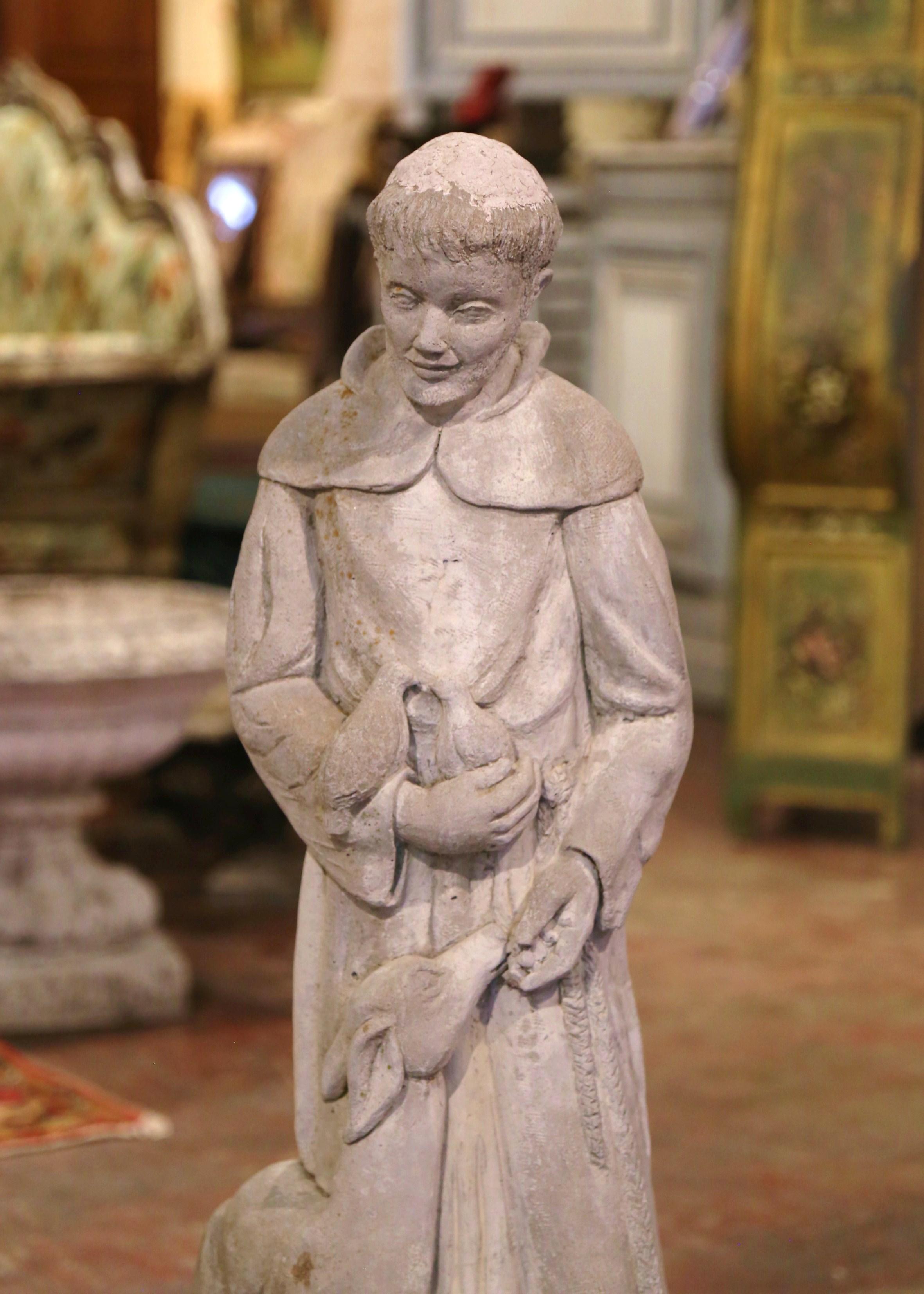 Verwitterte St. Francis-Statue aus verwittertem Beton mit Lamm und Vögeln, datiert 2001 (Französisch) im Angebot