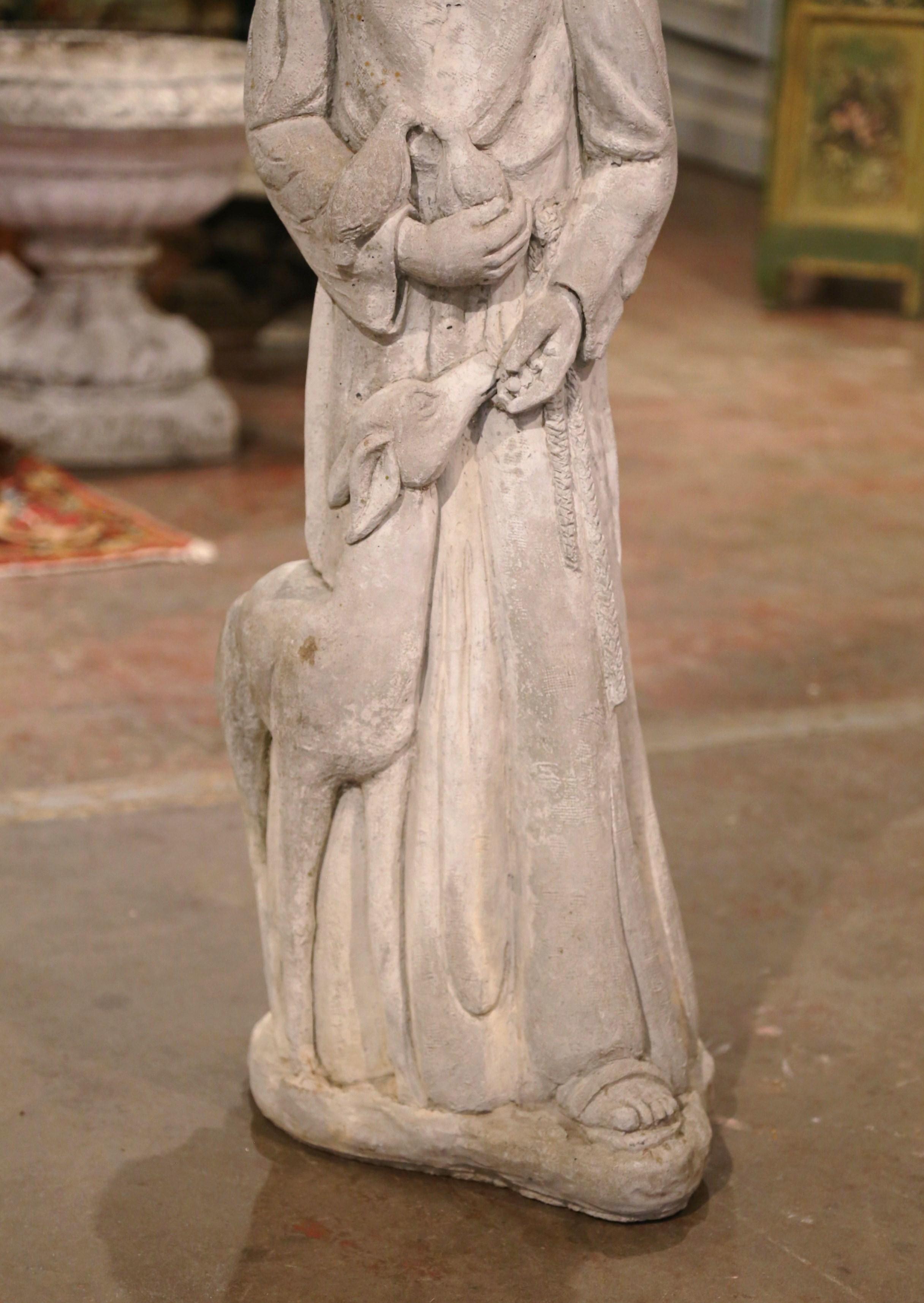 Verwitterte St. Francis-Statue aus verwittertem Beton mit Lamm und Vögeln, datiert 2001 (Handgeschnitzt) im Angebot