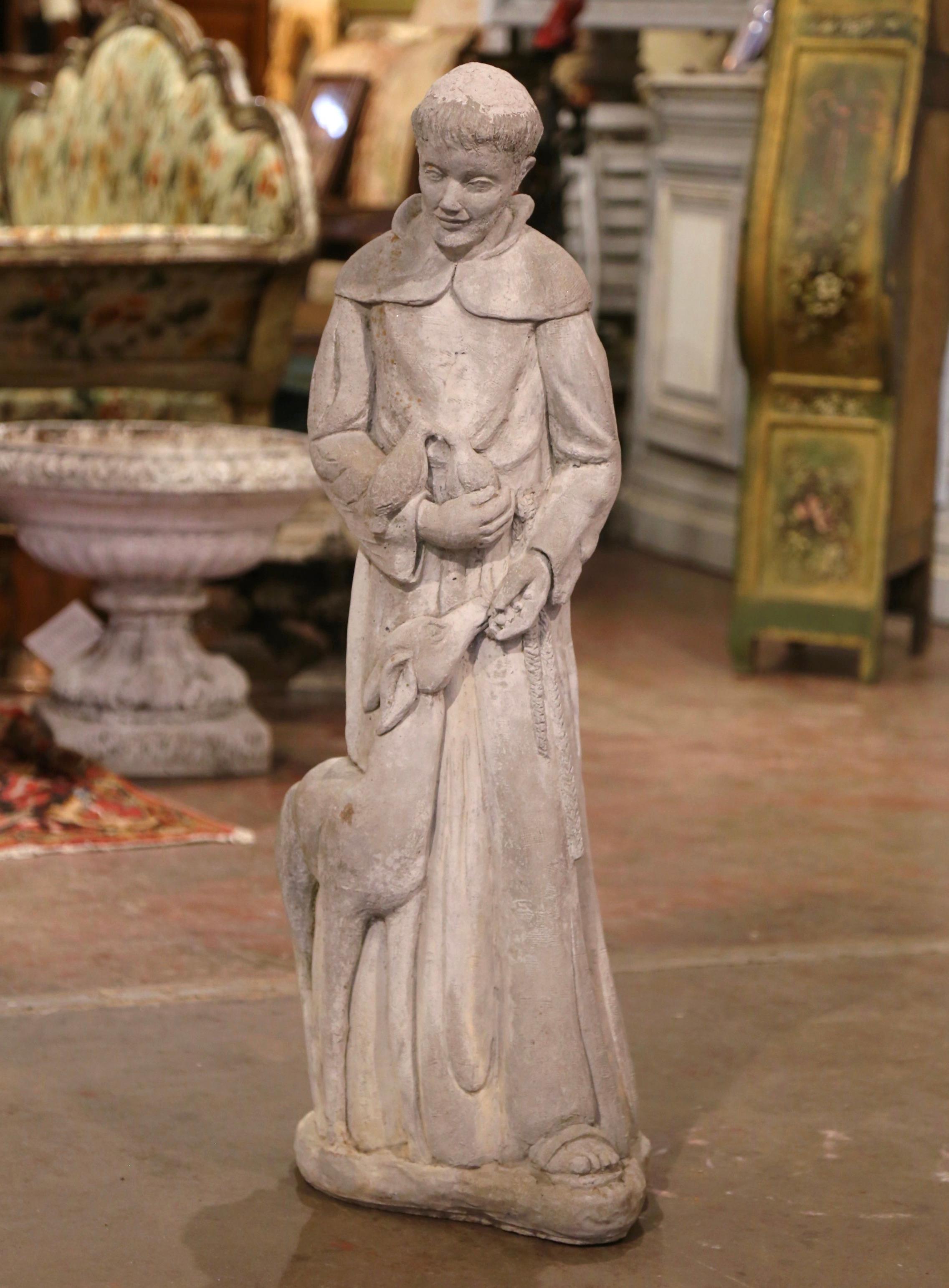 Verwitterte St. Francis-Statue aus verwittertem Beton mit Lamm und Vögeln, datiert 2001 im Zustand „Hervorragend“ im Angebot in Dallas, TX