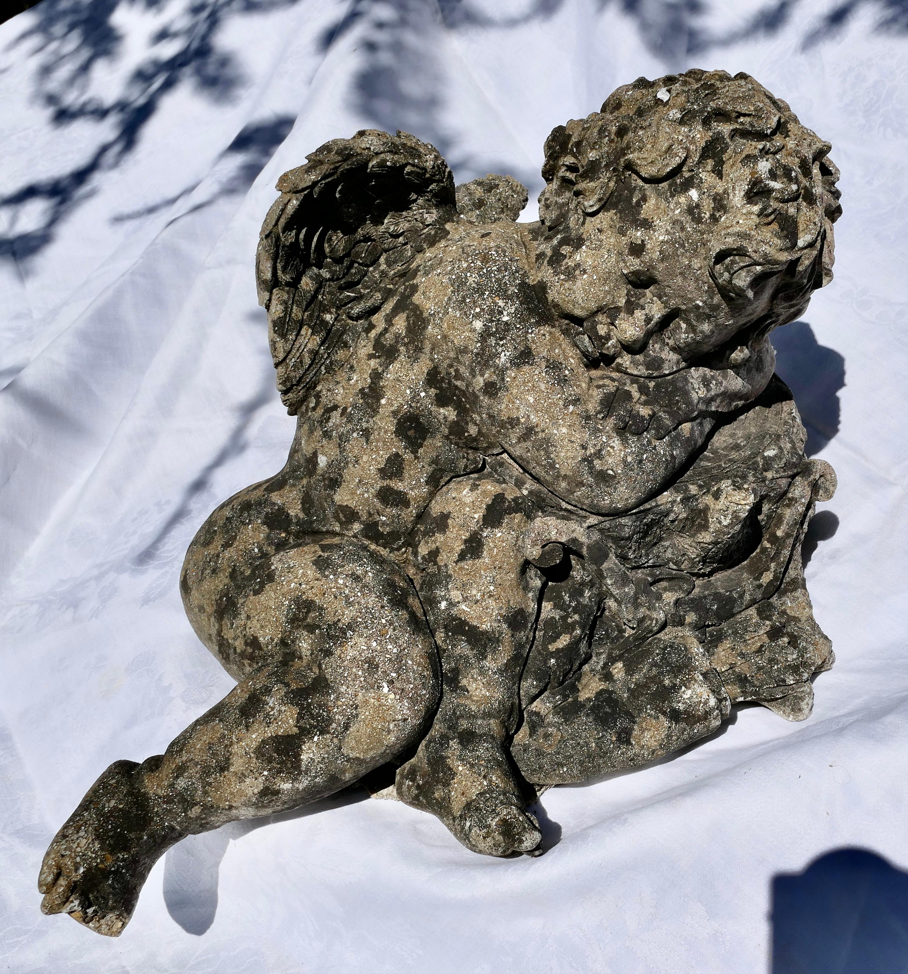 Verwitterte Steinstatue einer schlafenden Putte, Baby Cherub mit Flügeln (Spätviktorianisch) im Angebot
