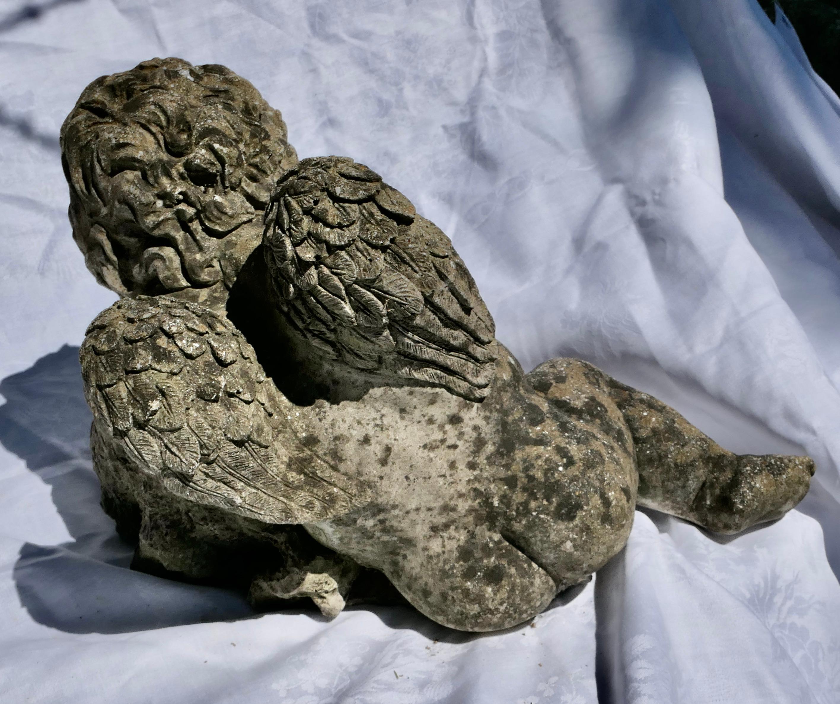 Verwitterte Steinstatue einer schlafenden Putte, Baby Cherub mit Flügeln (Frühes 20. Jahrhundert) im Angebot